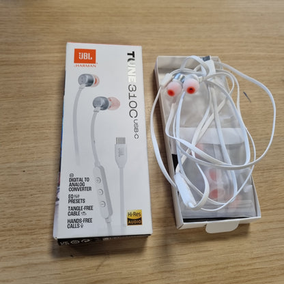 268696 - JBL TUNE 310 C, Kufje me Tel, Rezolucion të Lartë, Tingull i Pastër Basi JBL, Lidhje USB-C, Kabllo e Sheshtë, Telekomandë me Mikrofon, E Bardhë