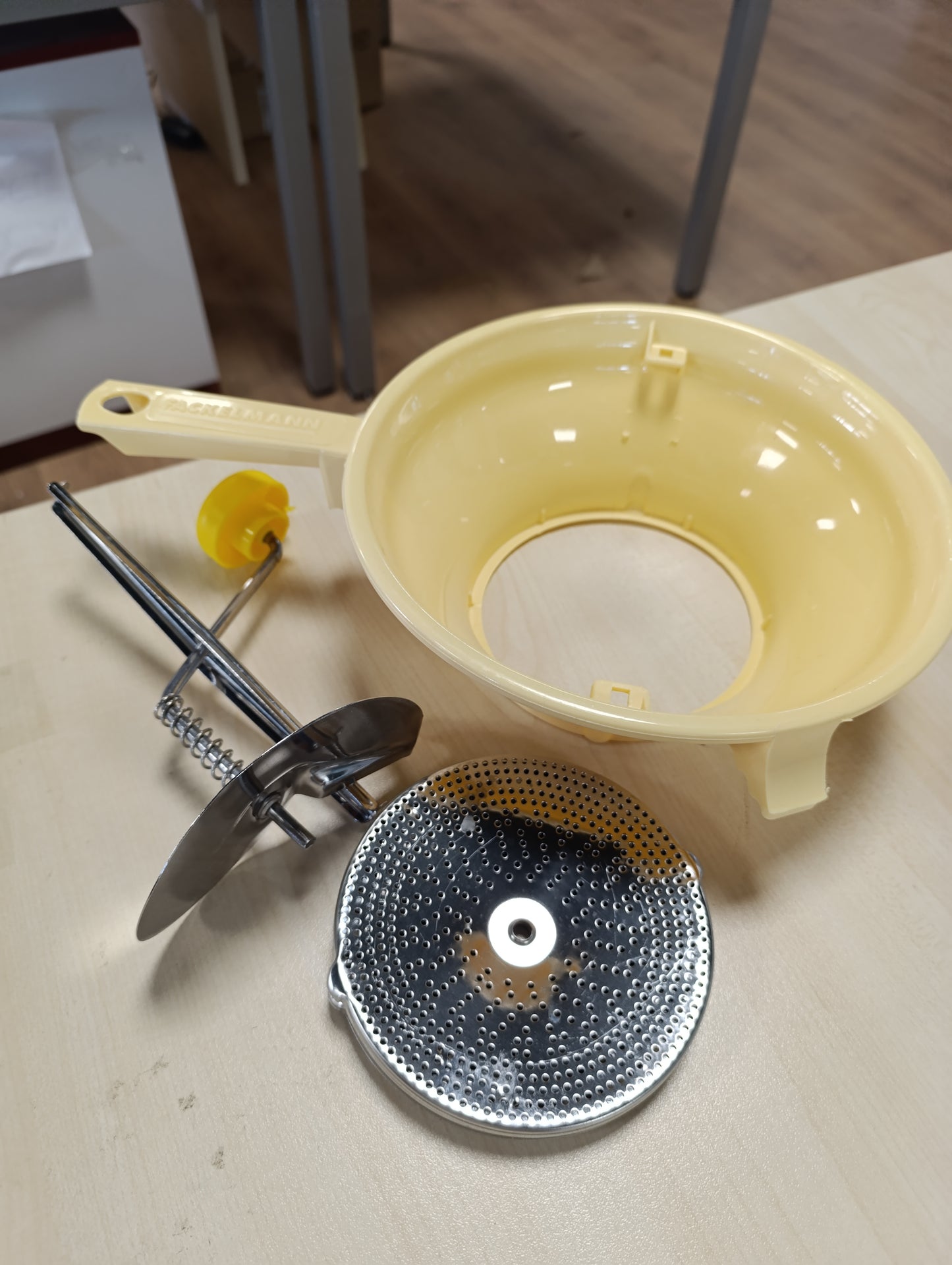 228951 - FACKELMANN 27640 Mulli Perimesh 24 cm, Çelik Inoks, Plastik, Portokalli, e Verdhë, Jeshile