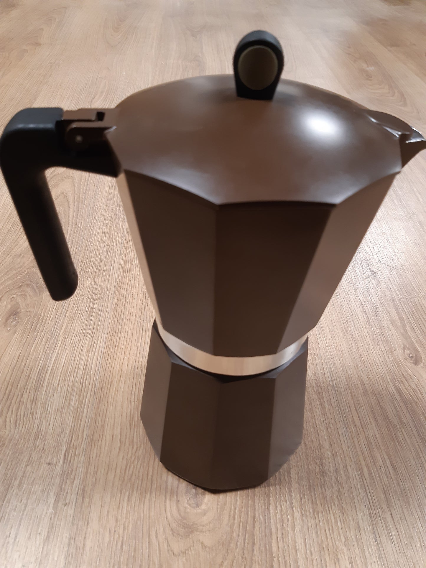141745 - MONIX CREMA DE INDUCCIÓN M671009 aparat kafeje me kapacitet 9 filxhanë, i bërë nga alumini me brendësi të lëmuar, kapak me menteshë dhe sistem të plotë për induksion.