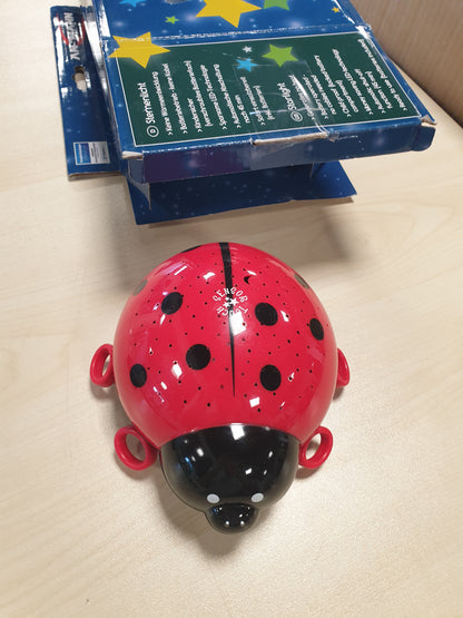 256911 - ANSMANN Dritë nate Starry Light Ladybug LED Projektor për foshnje/fëmijë/të rritur, Materiale të testuara, e kuqe