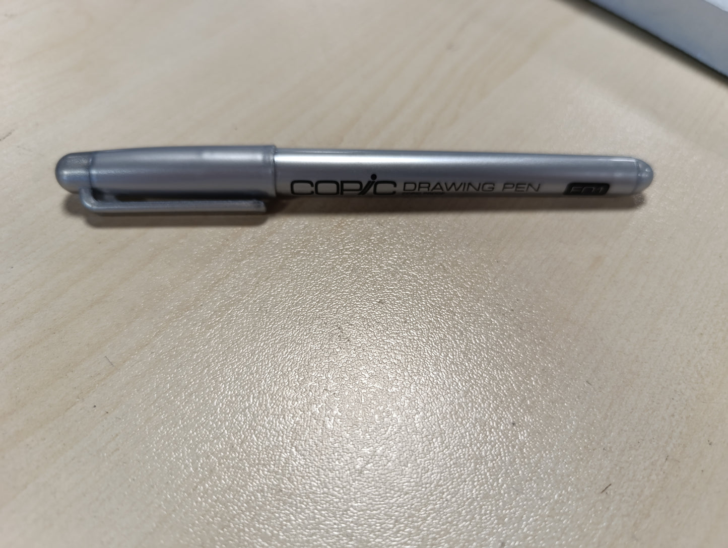 216449 - COPIC Stilolaps Vizatimi F01, i Zi, me majë të fortë dhe bojë pigmenti rezistente ndaj ujit