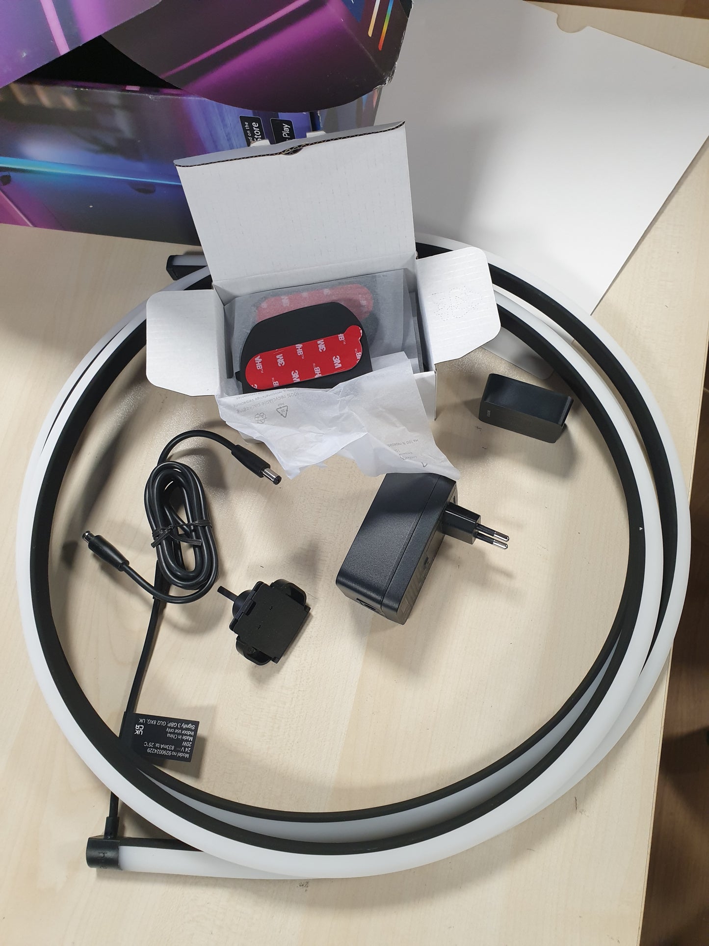 199003 - PHILIPS Hue White & Color Ambiance Gradient - Shirit Ndriçues LED i Errësueshëm për TV 75 Inç, me 16 Milion Ngjyra dhe Gradiente, Ndriçim Prapa për TV Inteligjent në Shtëpi, i Zi