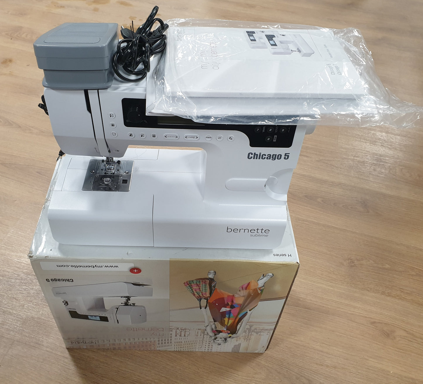 119003 - BERNETTE Makinë për Qepje Chicago 5, Dizajn Zvicrane, Përshtatshme për Jorgan dhe Patchwork