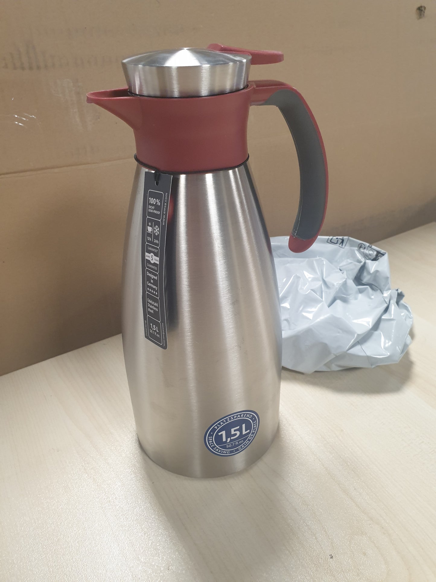 218292 - EMSA Enë e izoluar me dorezë të butë, 1.5 litra, çelik inox, mban pijet të ngrohta për 12 orë + të ftohta për 24 orë, e papërshkueshme nga rrjedhjet, dorezë jo-rrëshqitëse, e kuqe vere, N4120500