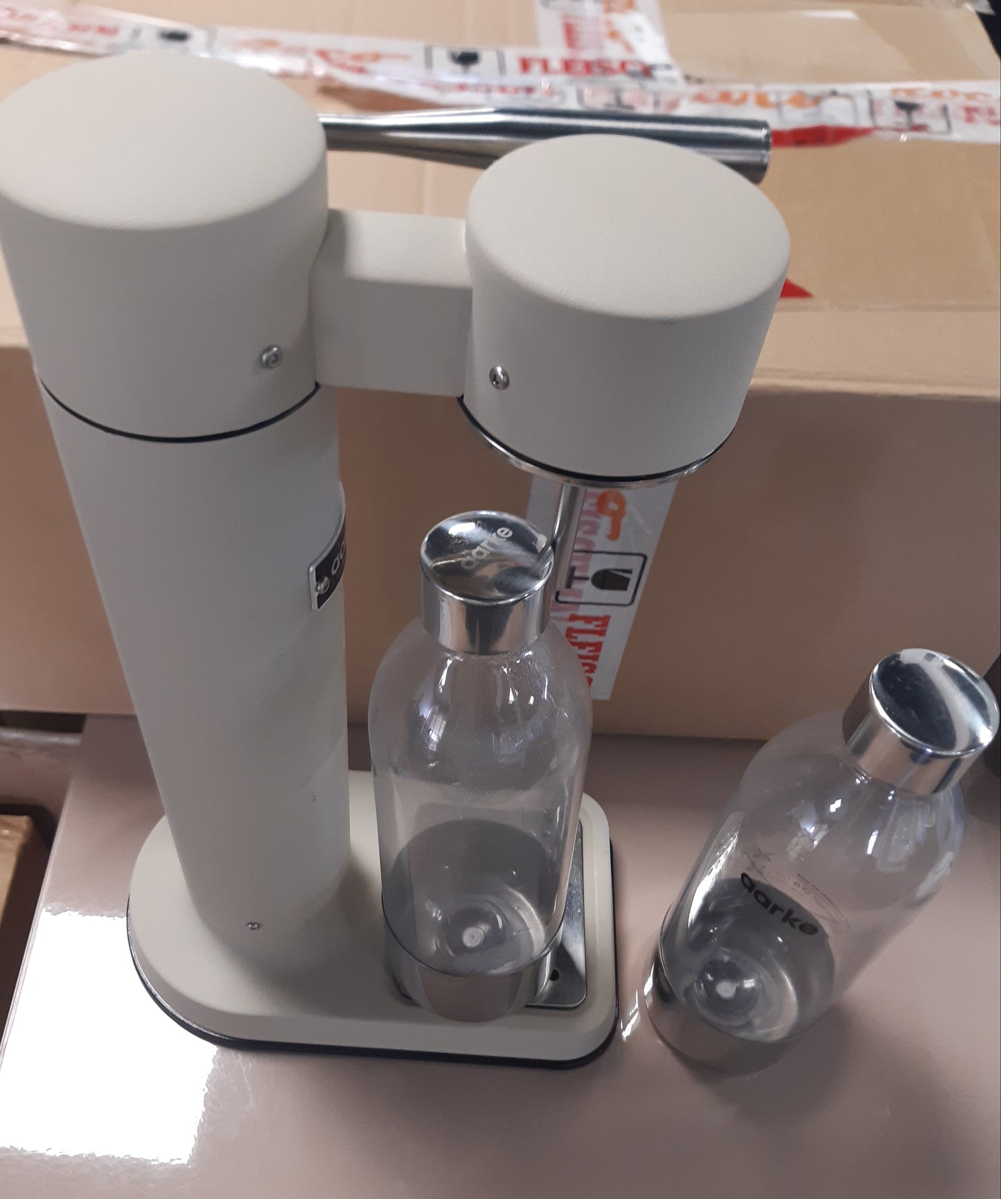 204018 - AARKE CARBONATOR 3, Karbonator uji prej çeliku inox, me përfundim modern rëre, i përfshirë 2 shishe PET 1L pa BPA, për ujë të çezme, pajisje për prodhimin e ujit të gazuar, i pajtueshëm me cilindra CO2 60L