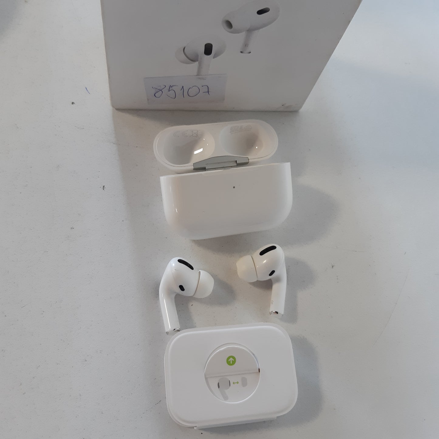 85107 - APPLE AirPods Pro (Gjenerata e 1-rë) me Mbulesë MagSafe, Modeli MTJV3ZM/A