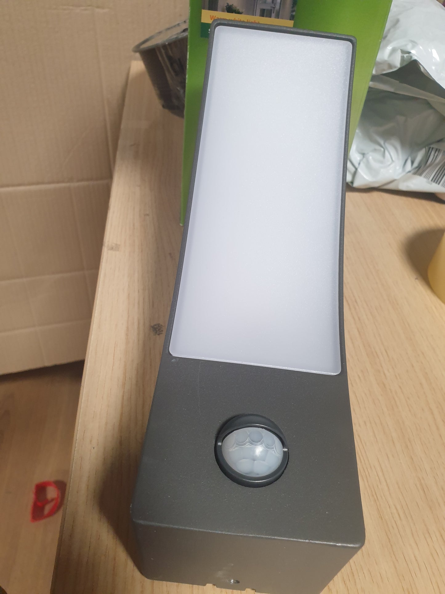 250209 - PHILIPS Dritë muri LED për jashtë, me sensor, 12W, antracit, dritë e bardhë e ngrohtë 2700K, IP44