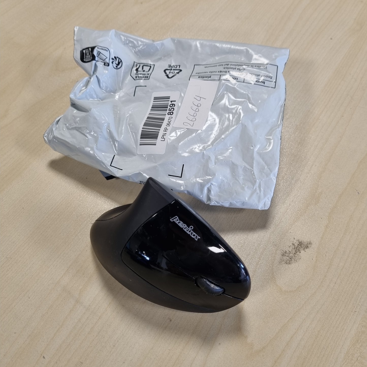 266664 - PERIXX - Maus Vertikal Ergonomik 11167 PERIMICE-713, Frekuencë Radioje, 800/1200/1600 DPI, Maus me Çelës Ndezje/Fikje WL, Vertikal, i Zi