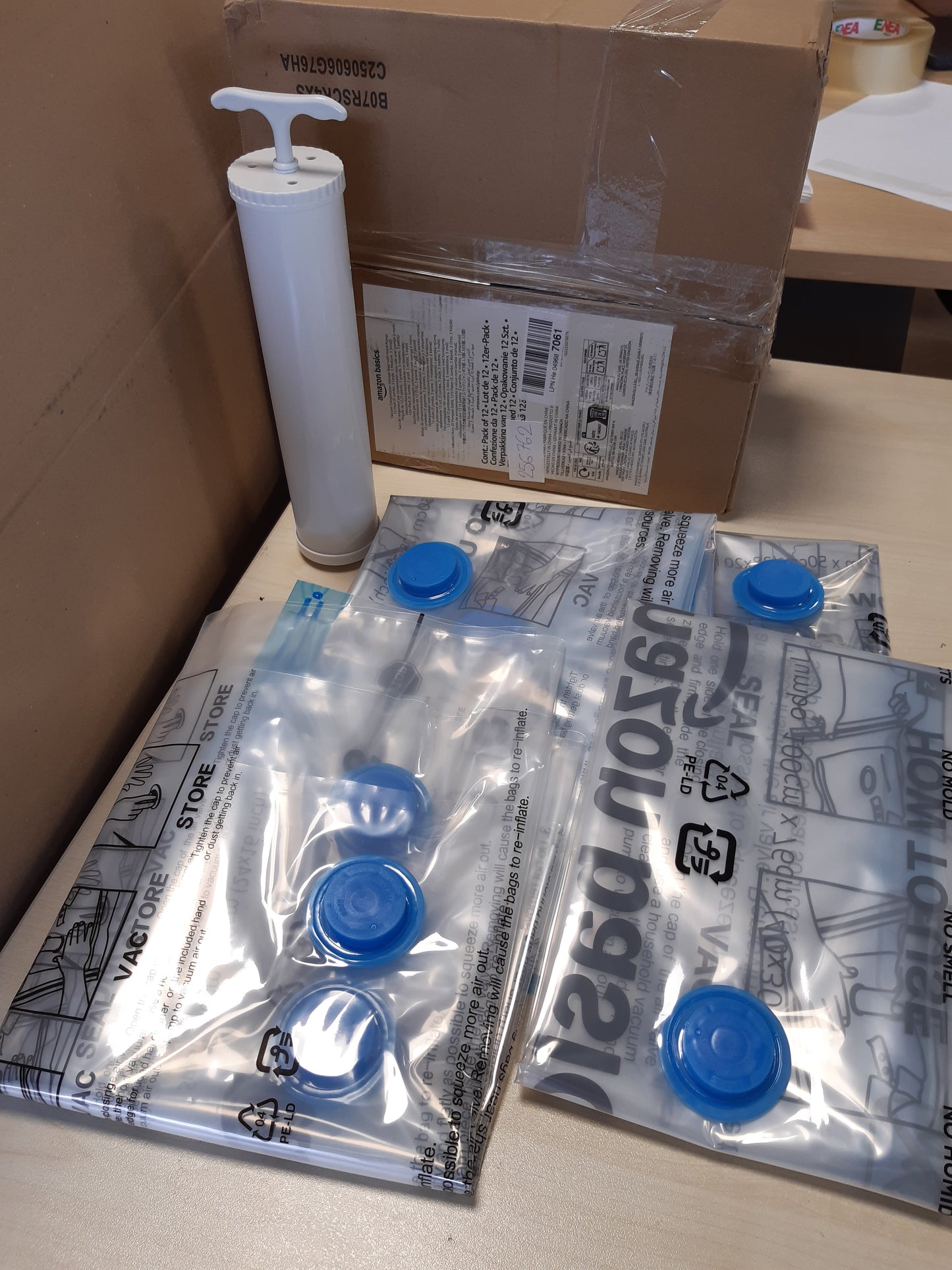 256762 - AMAZON BASICS Qese 8 copë me vakum për rroba me valvul hermetik dhe pompë dore