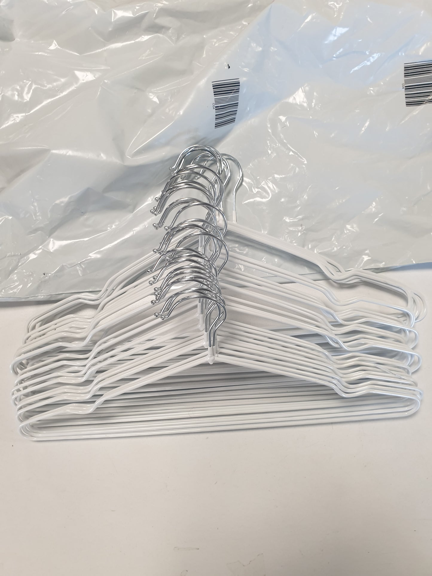 256696 - Varëse Rrobash Metalike 40 cm, 30 copë, Trashësi 0.4 cm, Varëse me Kanal Anti-Rrëshqitës