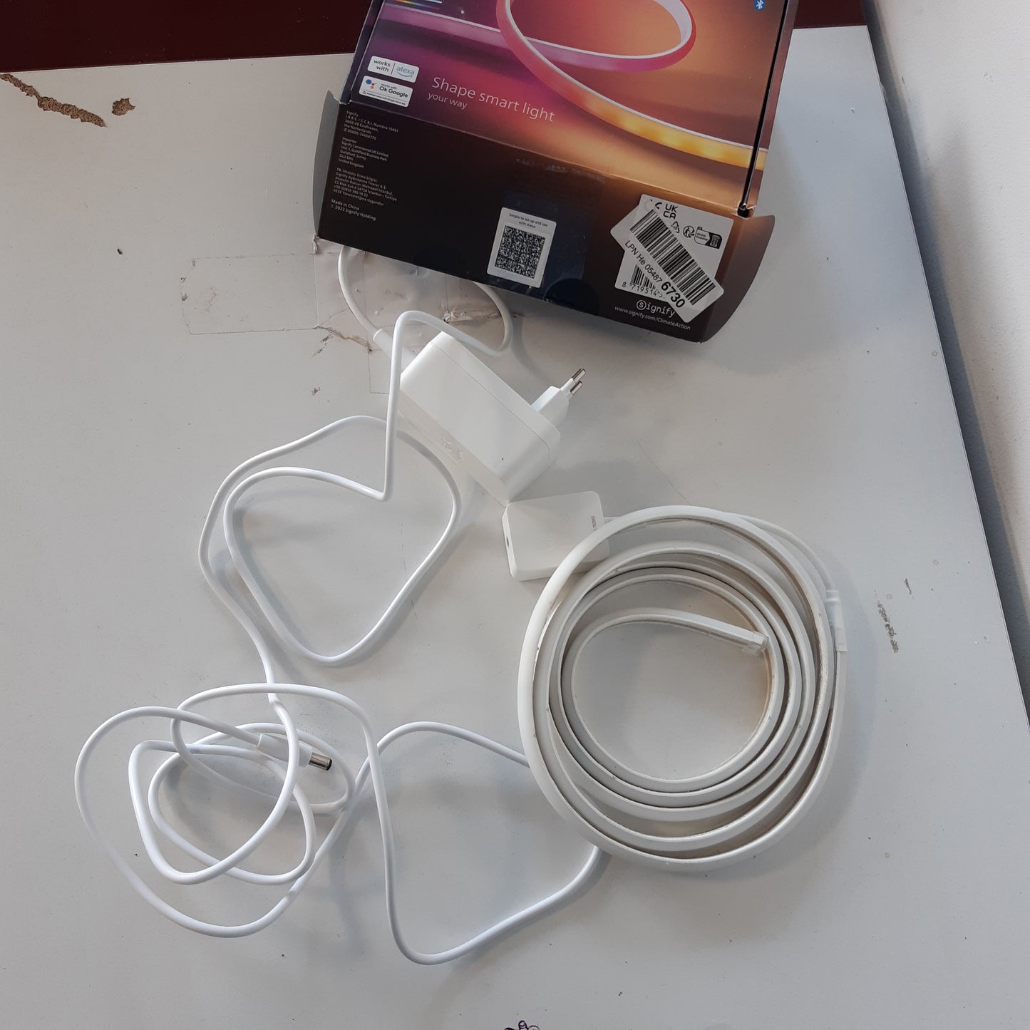 221057 - PHILIPS Shirit Drite Hue Ambiance Gradient, dritë e bardhë dhe me ngjyra, llamba inteligjente, funksionon me Alexa dhe Google Home, lidhet me Bluetooth ose Hue Bridge, mund të errësohet, shirit LED 200 cm
