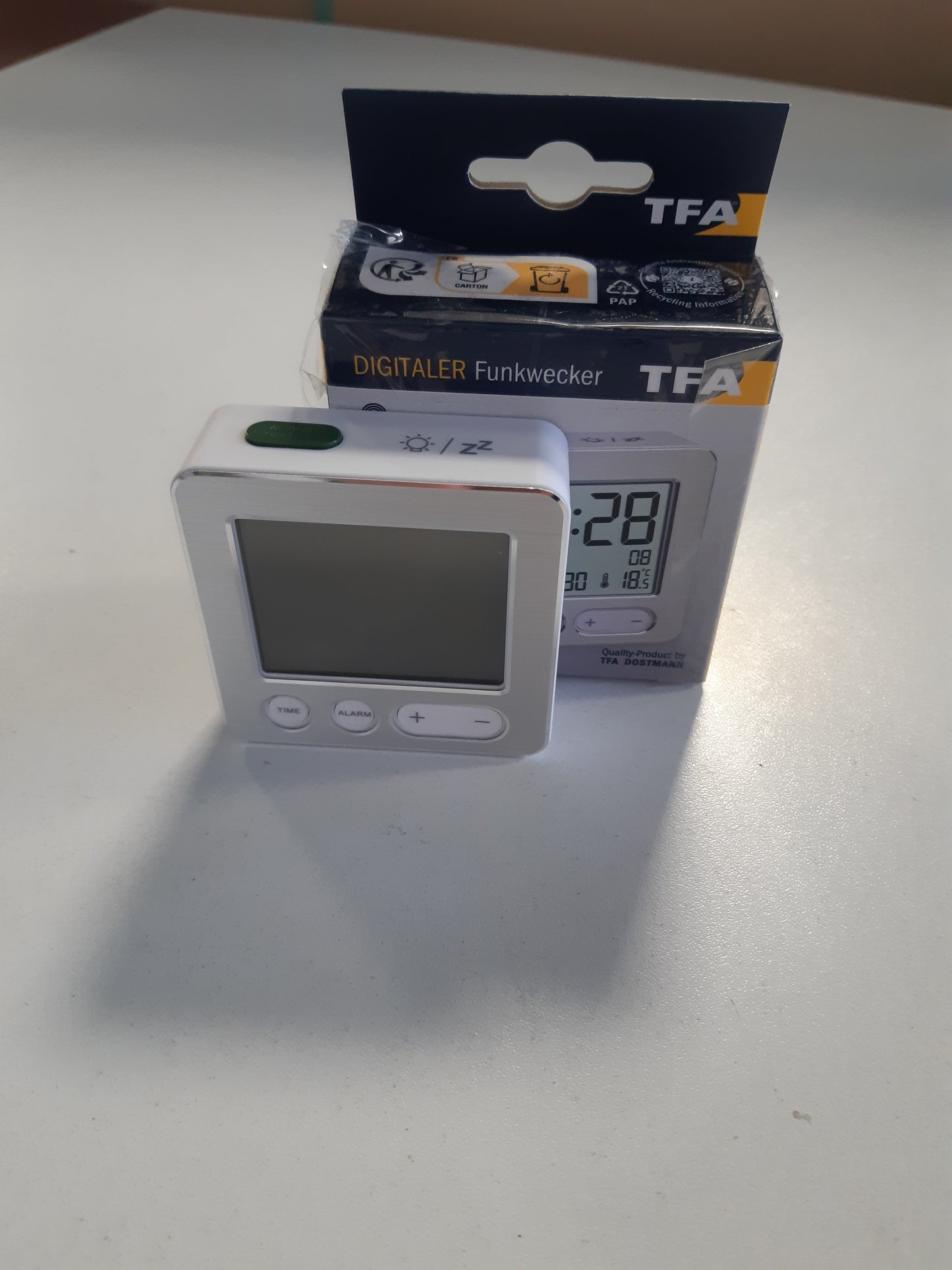 242220 - TFA Dostmann Orë alarmi me radio dixhitale 60.2545.54, plastikë, e bardhë/argjendtë, Gjatësi 66 x Gjerësi 22 x Lartësi 68 mm