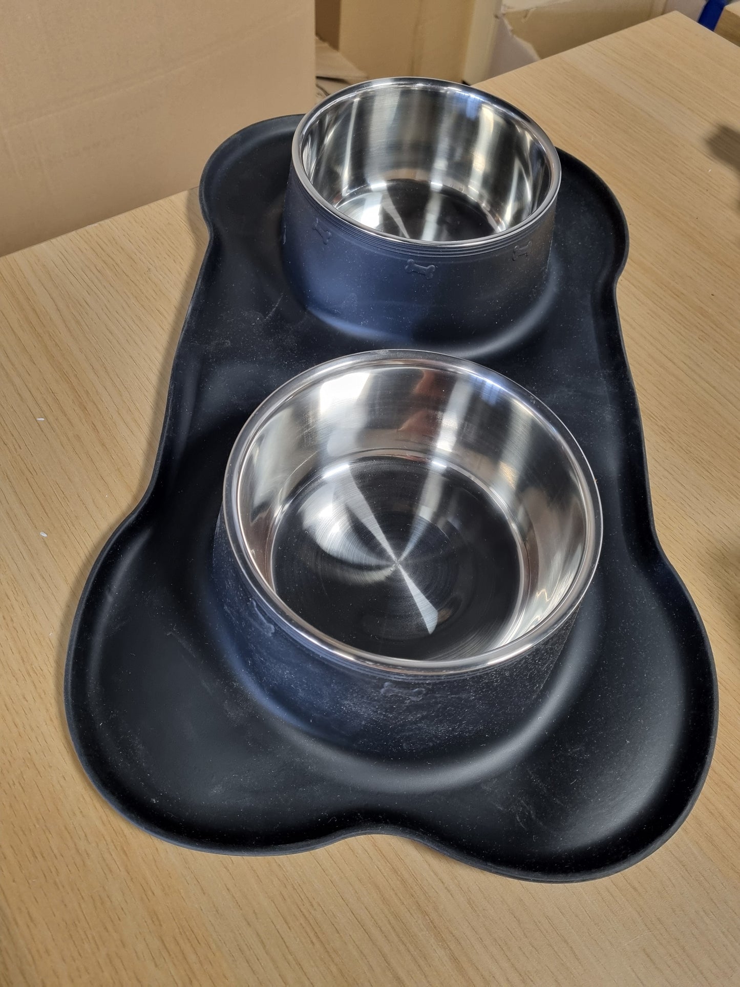 178105 - HUBULK Set prej dy enësh ushqimi për kafshë shtëpiake prej çeliku inox, të papërshkueshme nga derdhja, me dyshek silikoni që nuk rrëshqet dhe lugë ushqimi, e përshtatshme për qen, mace dhe këlyshë.