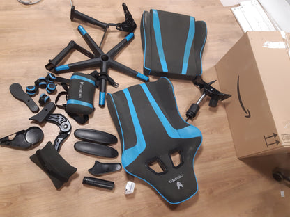 159459 - ULTIMET Karrige Profesionale për Lojëra - Material Mbiçelik dhe i Ajrosur, Mbështetëse Krahësh 2D, Lartësi e Rregullueshme, Mbështetëse Shpine e Rregullueshme 180°, Sustë Gazi Klasa 3, Kapacitet Peshë Deri në 120 kg, Ngjyra e Zezë/Blu