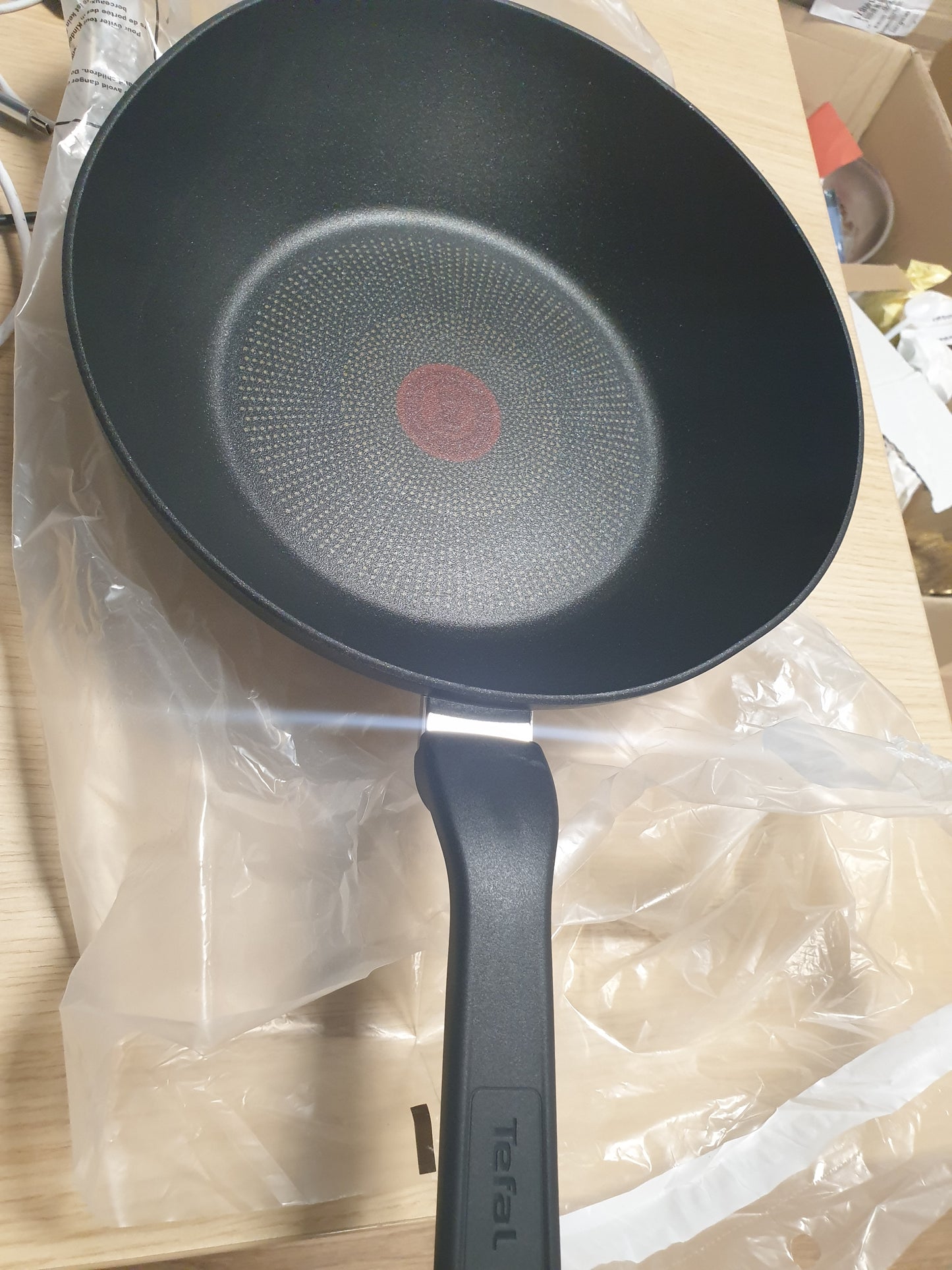 217485 - Tigan Wok Tefal Titanium Force 28 cm, tenxhere dhe tiganë, veshje e qëndrueshme jo-ngjitëse, teknologji treguese e nxehtësisë, kompatibël me induksion të avancuar, dorezë e fortë, prodhuar në Francë, G3031932