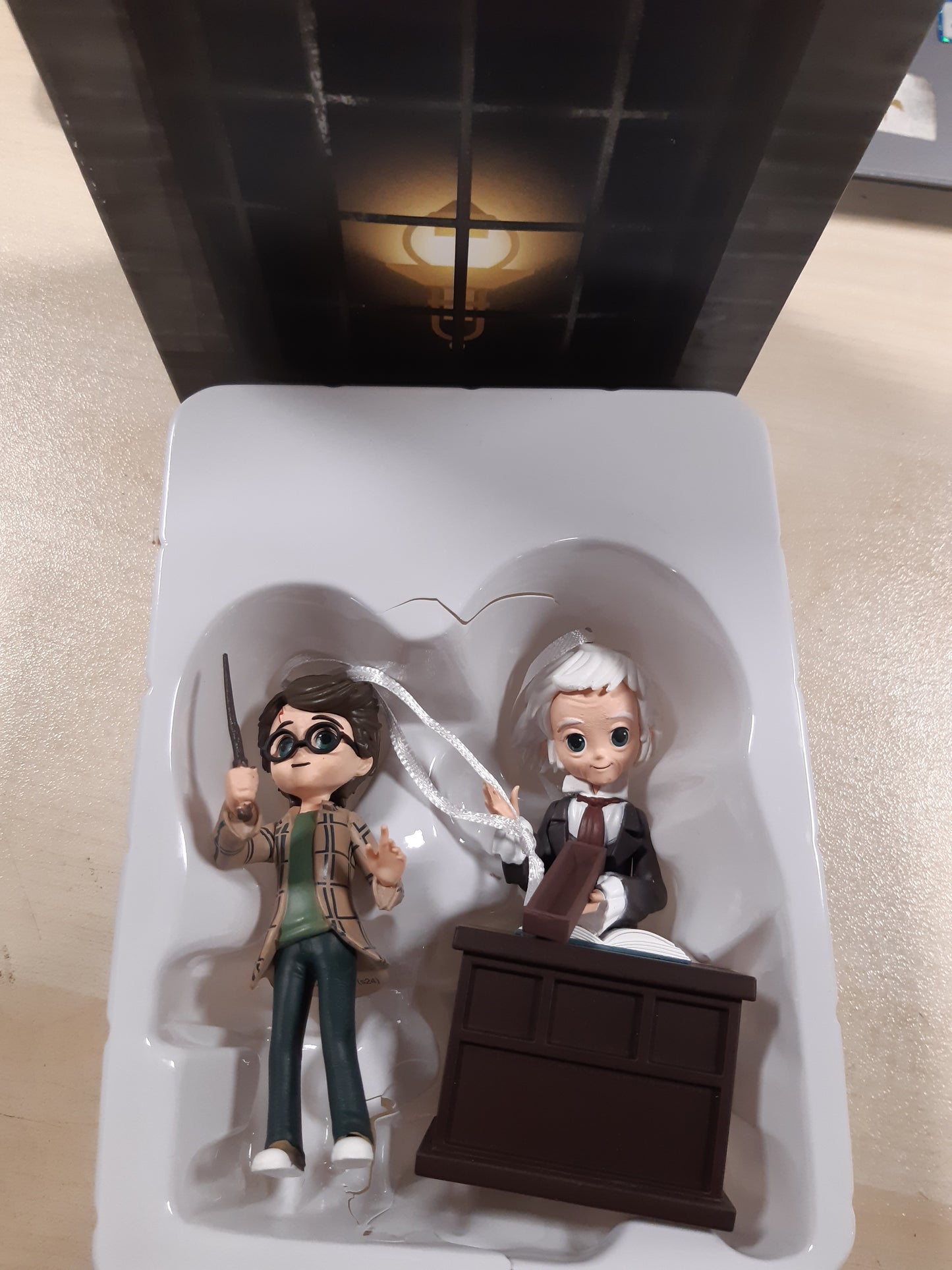 168121 - HALLMARK Ornament i Krishtlindjes Harry Potter & Ollivander prej Rrëshire të Storied Moments - Dhurata për fansat e Harry Potter