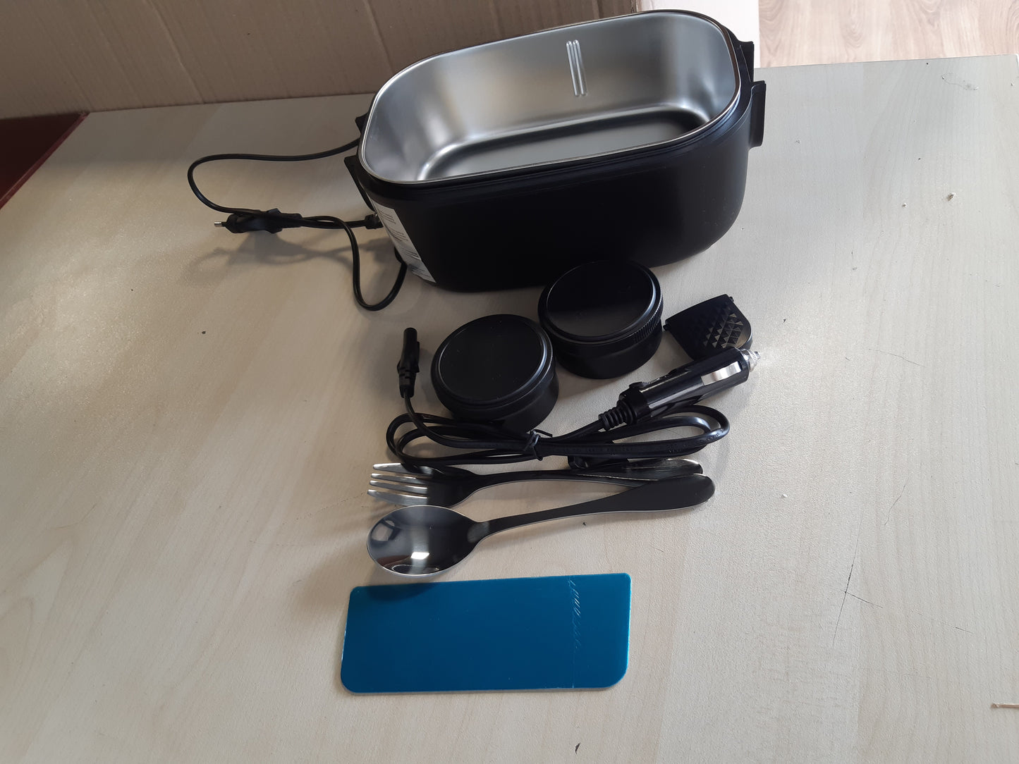 162422 - NGROHËS USHQIMI ELEKTRIK PORTATIV 100W, kuti termike dreke me kapacitet 1.5L, 3-në-1, për 12V/24V/220V, përshtatet për makina, kamionë dhe zyra, me qese frigoriferike, e zezë