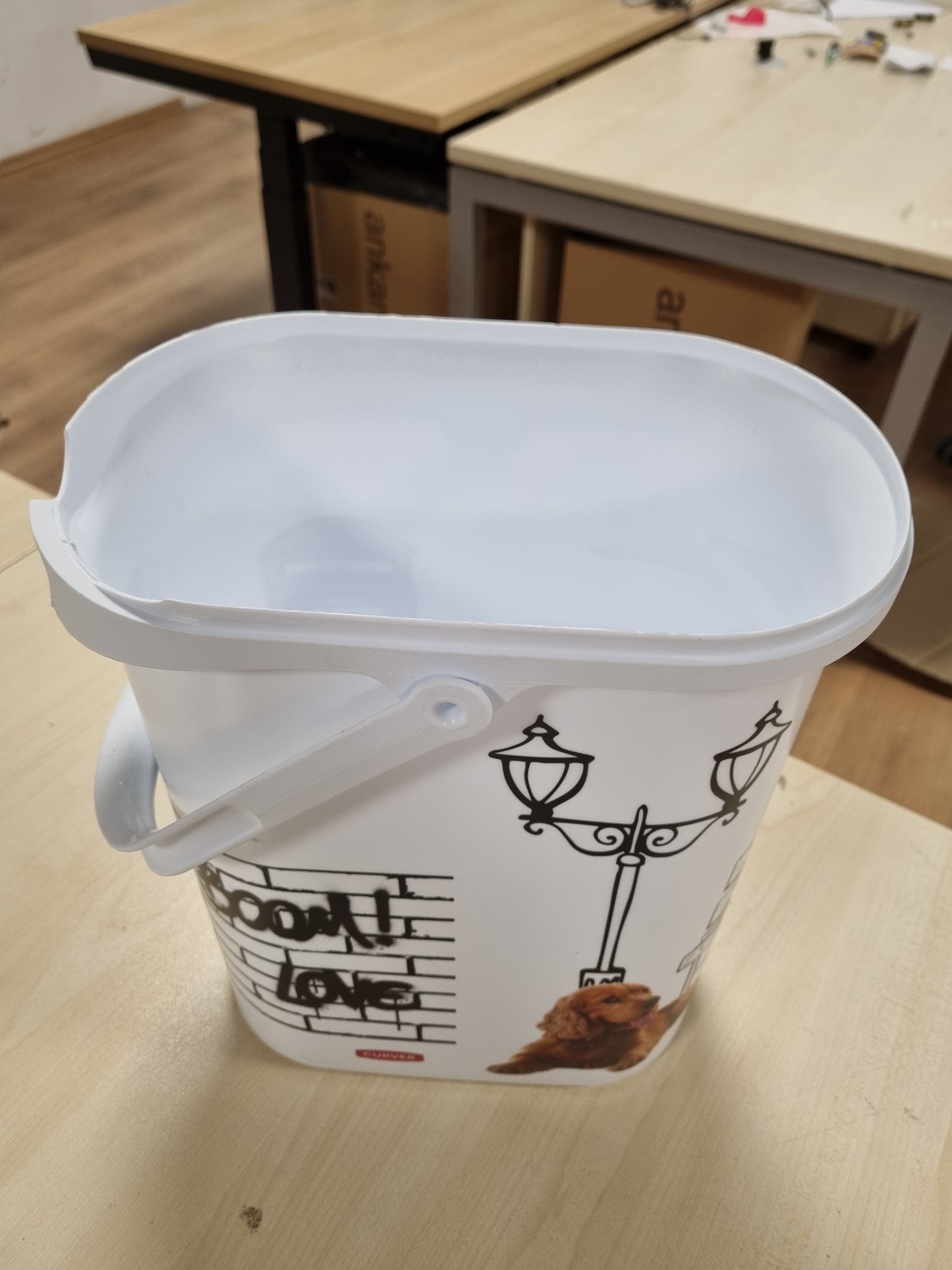 205349 - CURVER Enë për Qen 10l/4kg, Mbledhja e Kafshëve Shtëpiake, Ruajtje Hermetike dhe Rezistente ndaj Erërave, 19 x 30 x 35 cm, E Bardhë