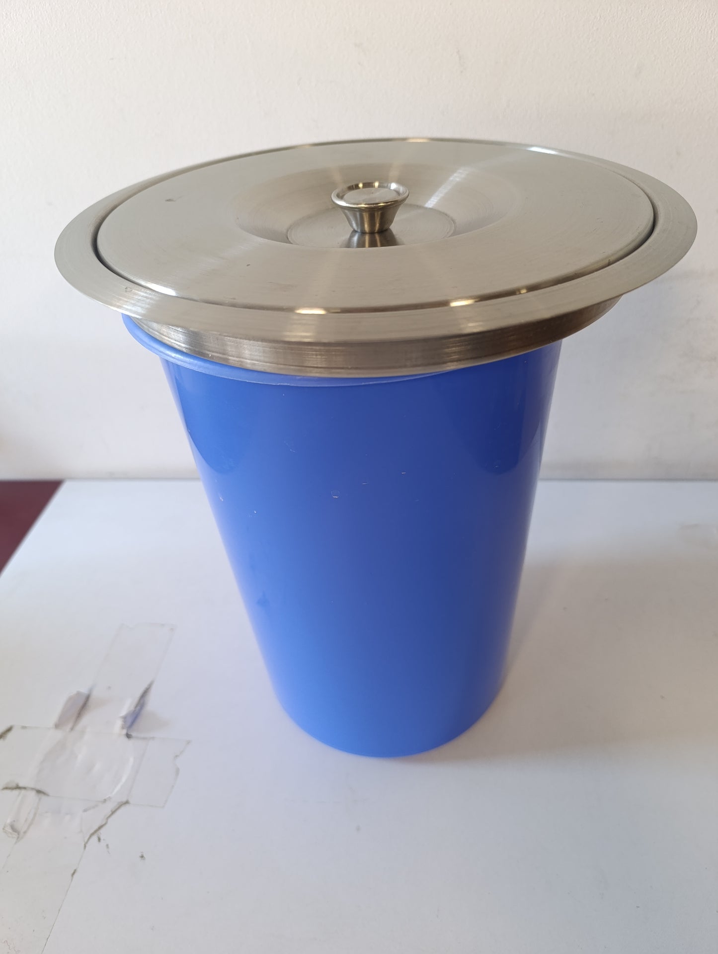 222062 - RELAXDAYS Kosh mbeturinash për banak, 8 l, për mbeturina organike, kapak çeliku inox, Lartësi x Thellësi: 30 x 26.5 cm, blu