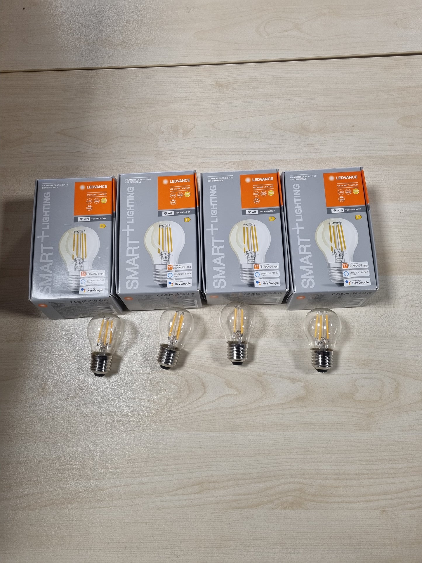 241136 - LEDVANCE Llampa LED inteligjente me teknologji Wi-Fi, bazë E27, ngjyrë e bardhë e ngrohtë (2700K), në formë pike loti, filament transparent, zëvendësim për llambat inkandeshente 40W, e kontrollueshme me Alexa dhe Google, pako me 4