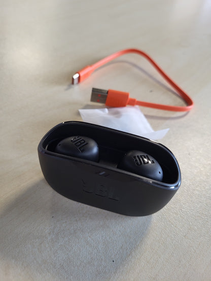 266153 - JBL Wave Buds 2, Kufje pa tel Bluetooth në vesh me anulim zhurme, 40 orë kohë riprodhimi, teknologji Smart Ambient, IP54 rezistente ndaj ujit dhe pluhurit, lidhje shumëpikëshe, e zezë