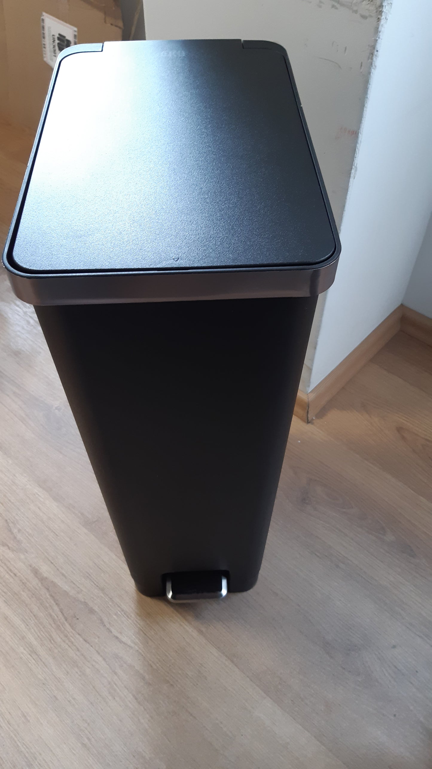 217436 - EKO HANA Kosh plehrash kuzhine 30L i zi me pedale dhe mbyllje të butë, plastik modern dhe kompakt