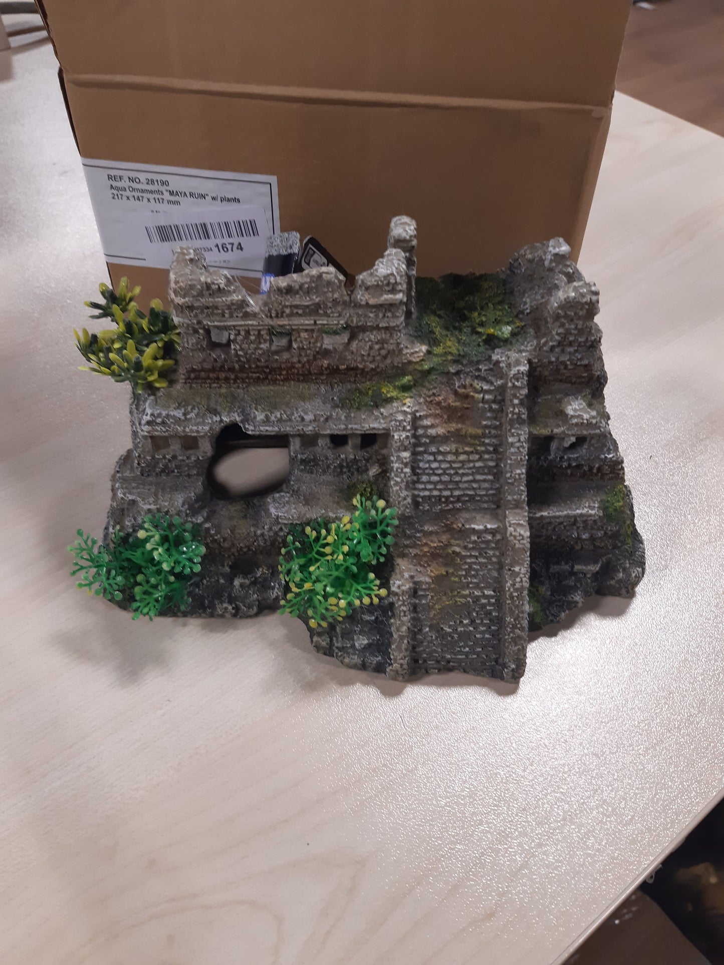 209030 - NOBBY Aqua Ornaments 28190 - Dekoracija për akvarium me dizajn rrënojash maja dhe bimësh, me përmasa 217 x 147 x 117 mm