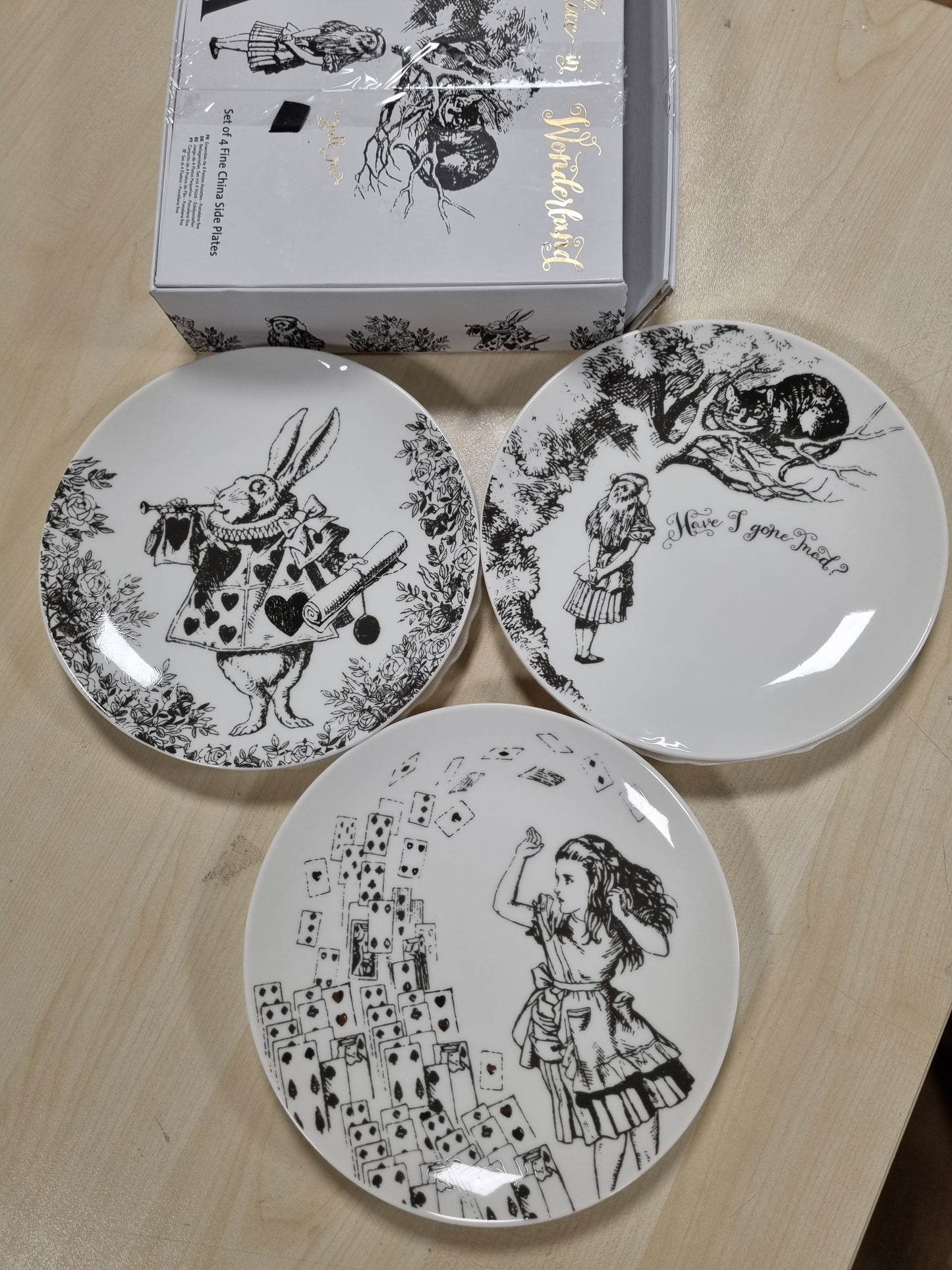 250797 - V&A Pjata Anësore Alice in Wonderland, 20.5 cm (8"), Set me 4 copë, Porcelan i Shkëlqyer
