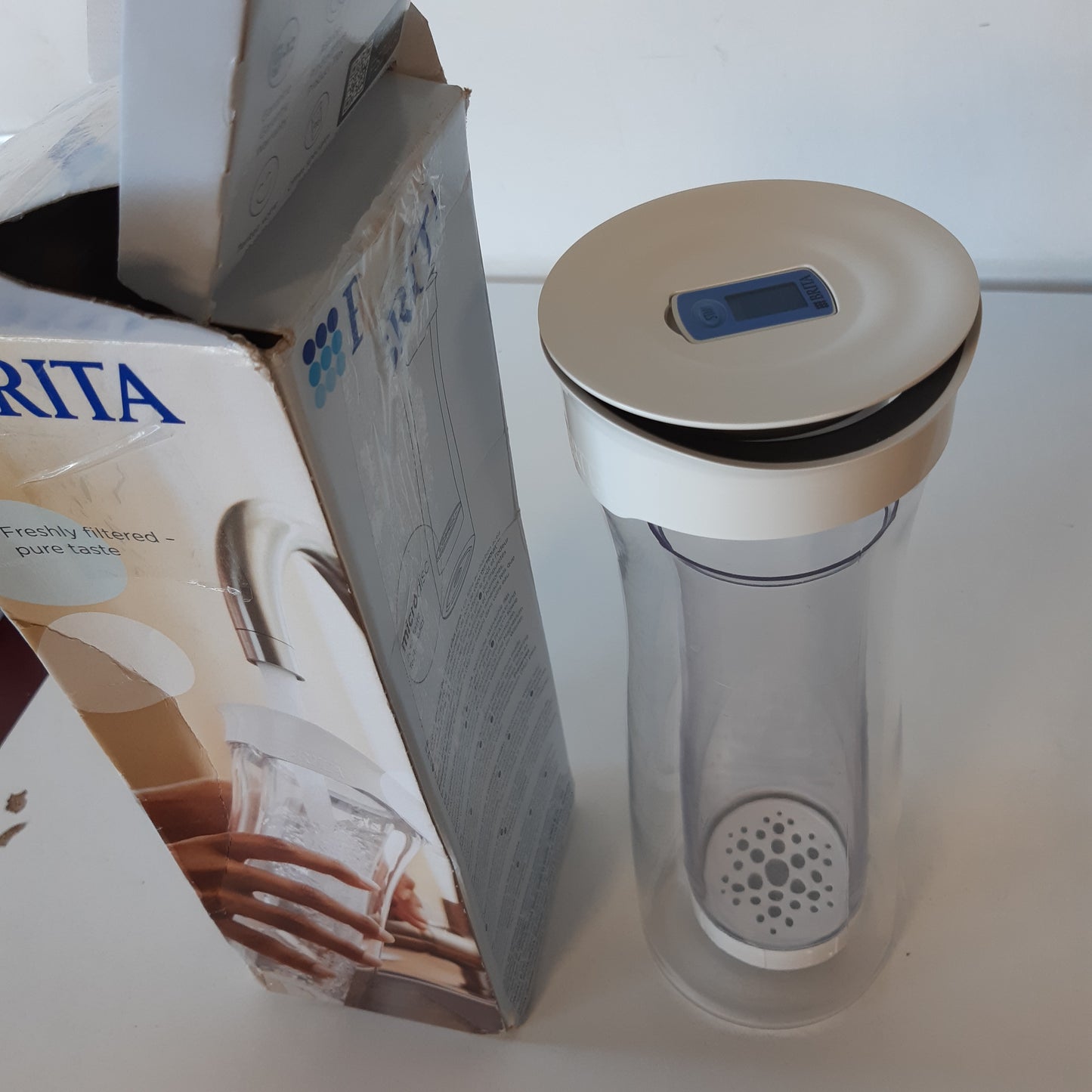 222286 - BRITA Karafë me Filtër Uji, e bardhë (1.3L) me 1 filtër uji MicroDisc, elegante, e rimbushshme, zvogëlon PFAS, klorin dhe mikropjesëzat