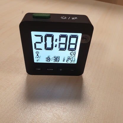 246676 - TFA DOSTMANN Orë me alarm radio dixhitale 60.2545.01, Gjatësi 66mm x Gjerësi 22mm x Lartësi 68mm, 2 bateri AAA 1.5V (nuk përfshihen)