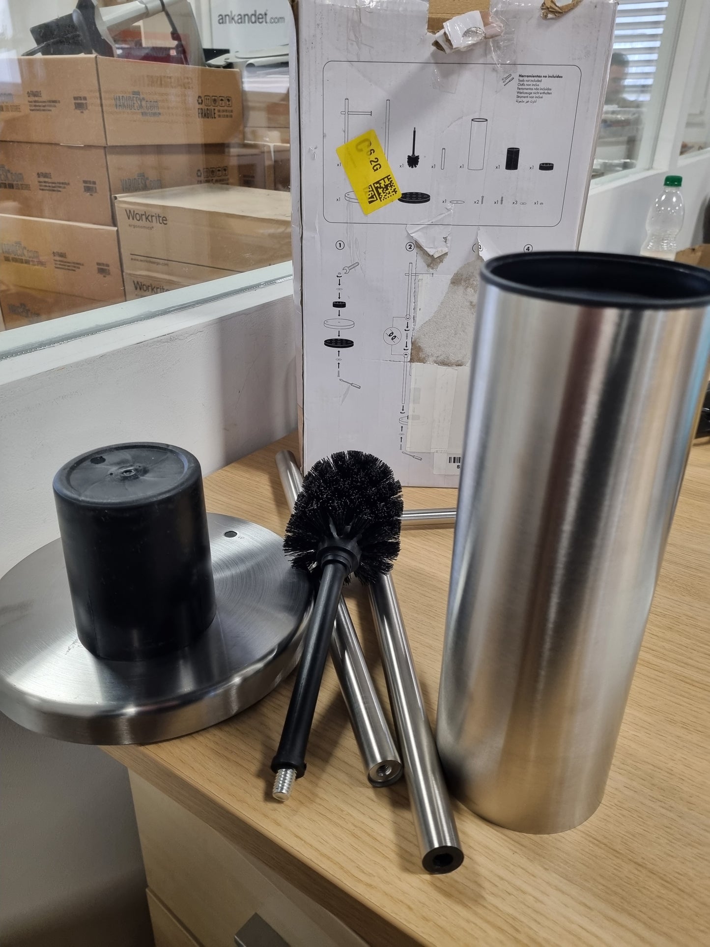 135347 - TATAY Mbajtëse Letre Higjienike dhe Furçë Higjienike e Pavarur, Materiali: Çeliku Inox, Baza e Peshuar për Stabilitet, Pa Shpime, Dimensionet: 20.5 x 20.5 x 74.5 cm, Përdorim i Fortë dhe Elegant në Banjo