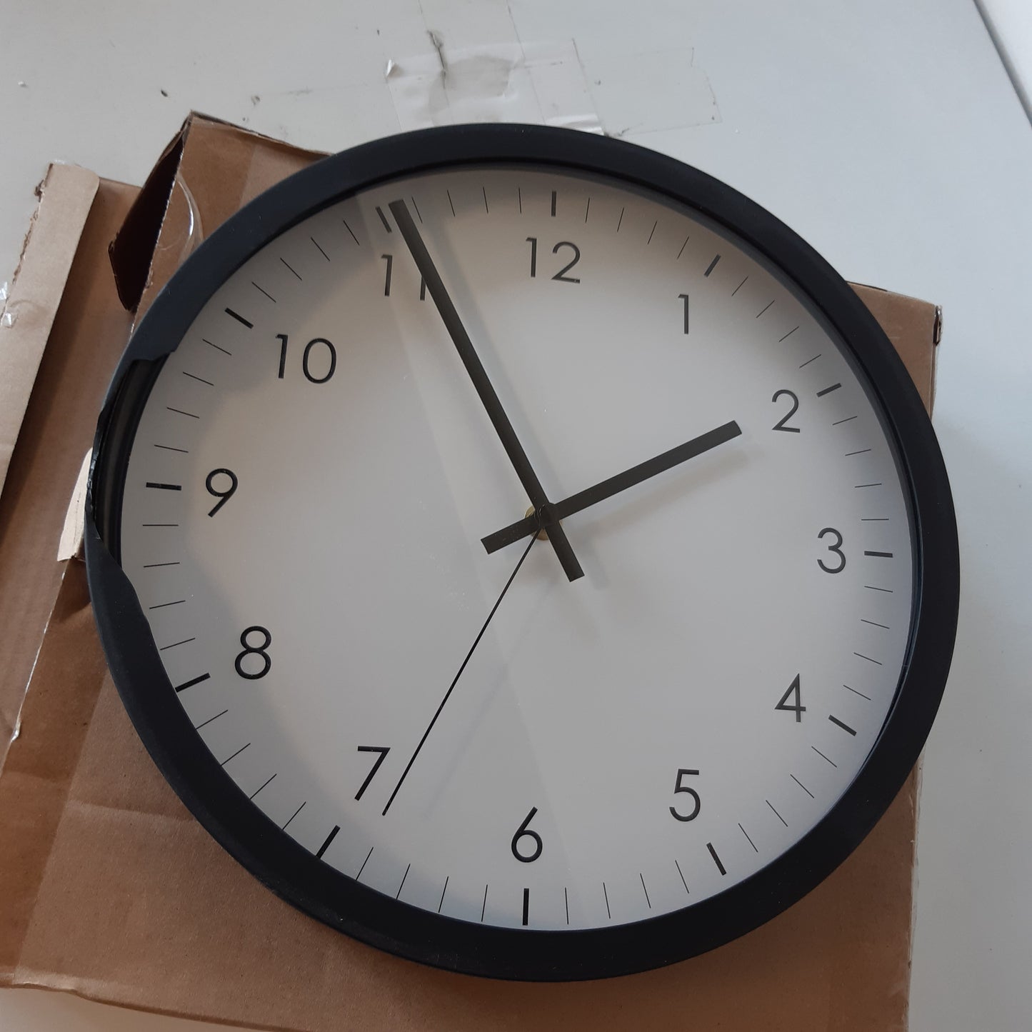 219244 - AMAZON BASICS Orë muri e rrumbullakët me bateri, e heshtur dhe e lehtë për t’u lexuar, 30 cm, e zezë