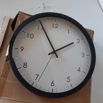 219244 - AMAZON BASICS Orë muri e rrumbullakët me bateri, e heshtur dhe e lehtë për t’u lexuar, 30 cm, e zezë