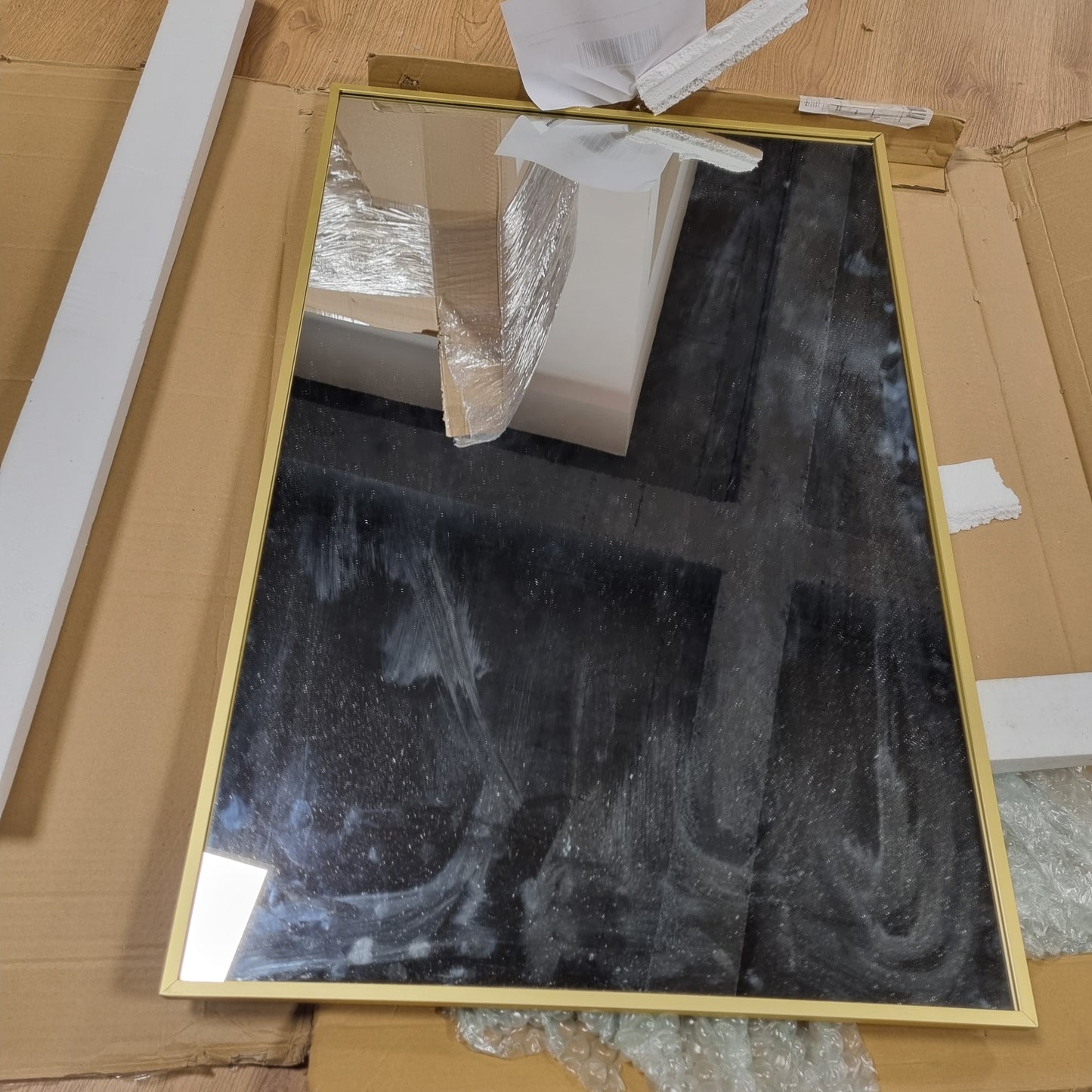 183121 - PASQYRË MODERNE MURI prej Alumini me ngjyrë Ari, e përbërë nga Xham me Definicion të Lartë dhe Kornizë e Qëndrueshme: Përmasat 90x60cm - e përshtatshme për Shtëpi, Banjo apo Zyrë, e lehtë për Montim