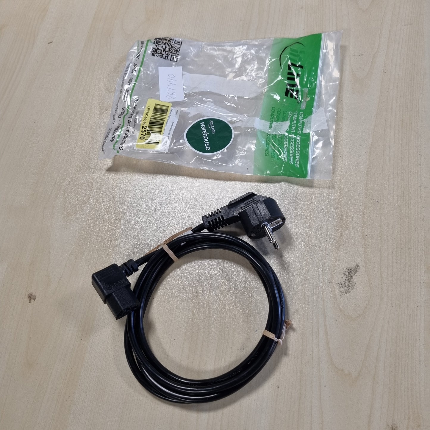 267440 - INLINE Kabllo energjie 16752L, kontakt tokëzimi i kënduar në spinën e majtë IEC C13, 1.8 m, i zi