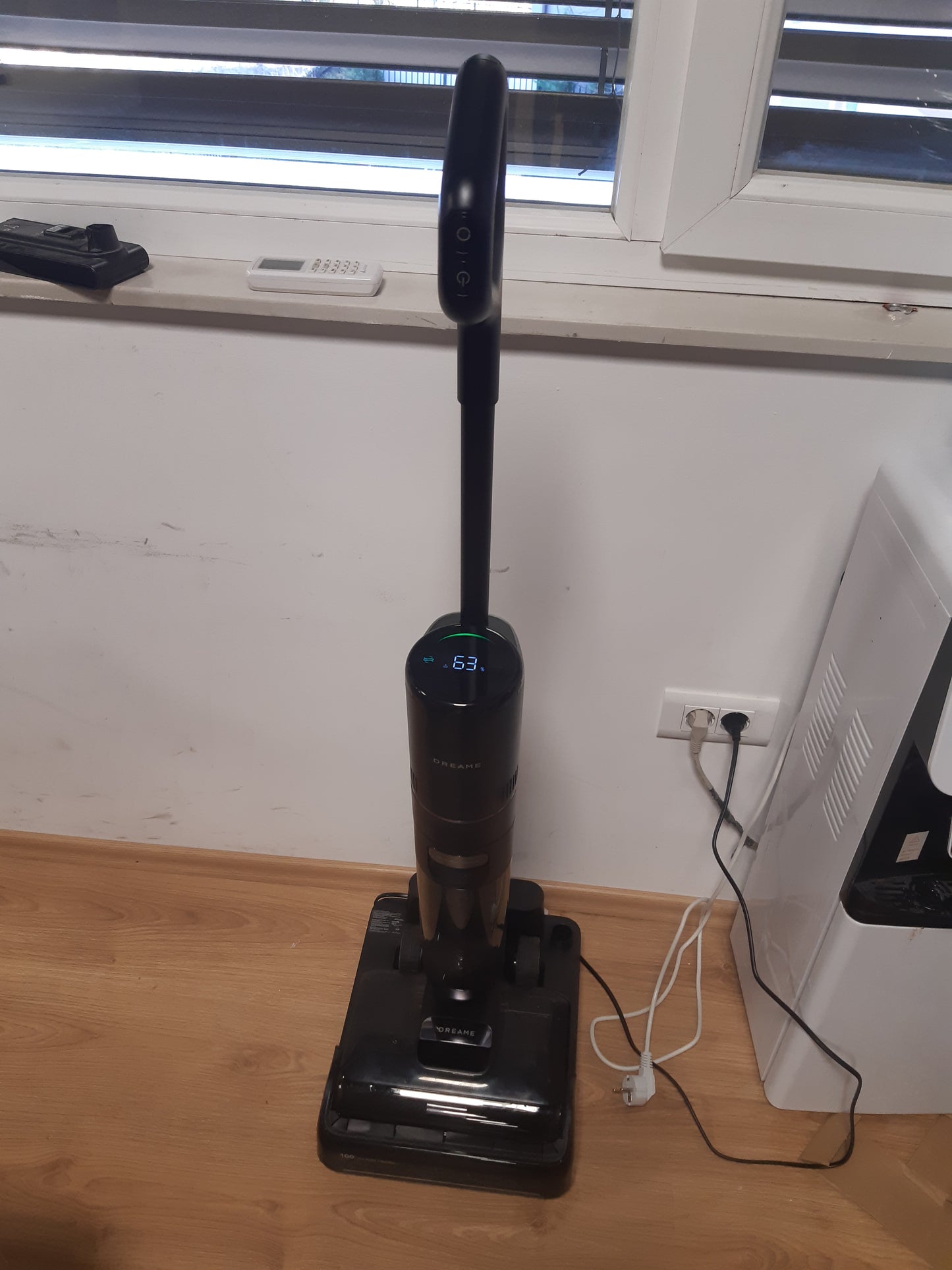 144016 - DREAME H15 Pro - Fshesë me Korrent për Dysheme me Thithje 21,000 Pa, Teknologji AI, Furçë Zhytëse 100°C dhe Tharje 5-Minutëshe në 90°C, Krahu Robotik GapFree DescendReach, Pa Ngatërresa