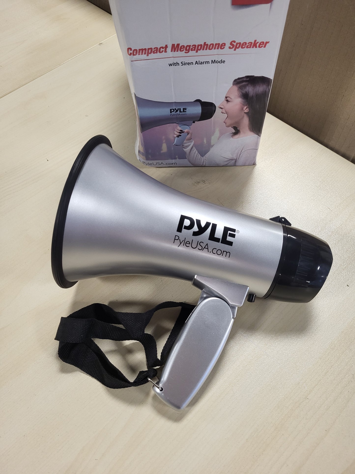 268901 - PYLE Altoparlant Portativ me Megafon dhe Sirenë - Megafon kompakt me bateri, 20 vat, mikrofon, 2 mënyra, sistem zëri PA dhe dorezë të palosshme
