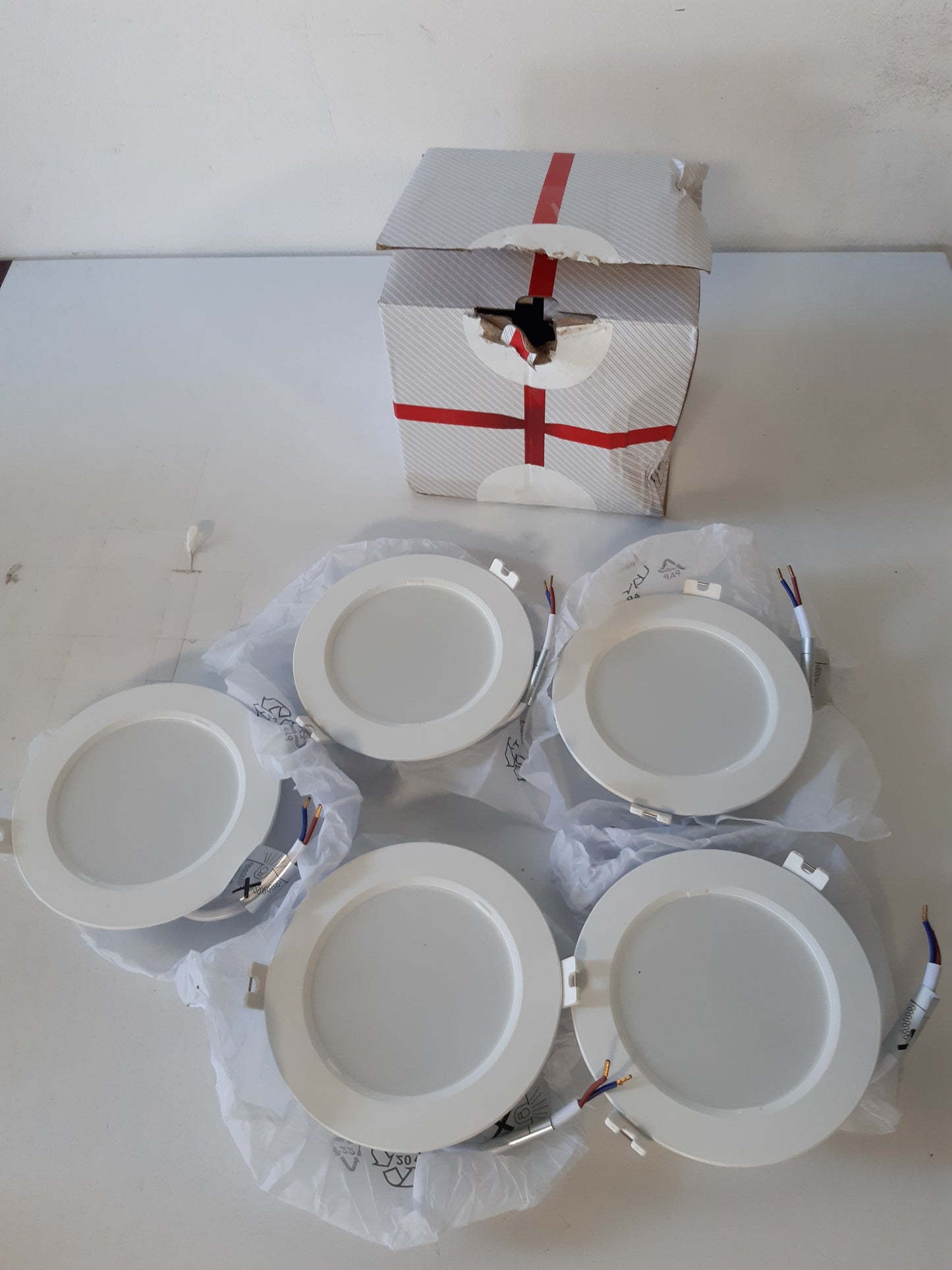 205686 - BKLICHT - Set prej 5 Dritare LED të Inkasuara 230V, e Bardhë Neutrale, Qarkulluese 6W 660lm secila, Madhësi Prerjeje 80mm, 120x28mm (Diametër x Lartësi), Drita Tavani e Sheshtë