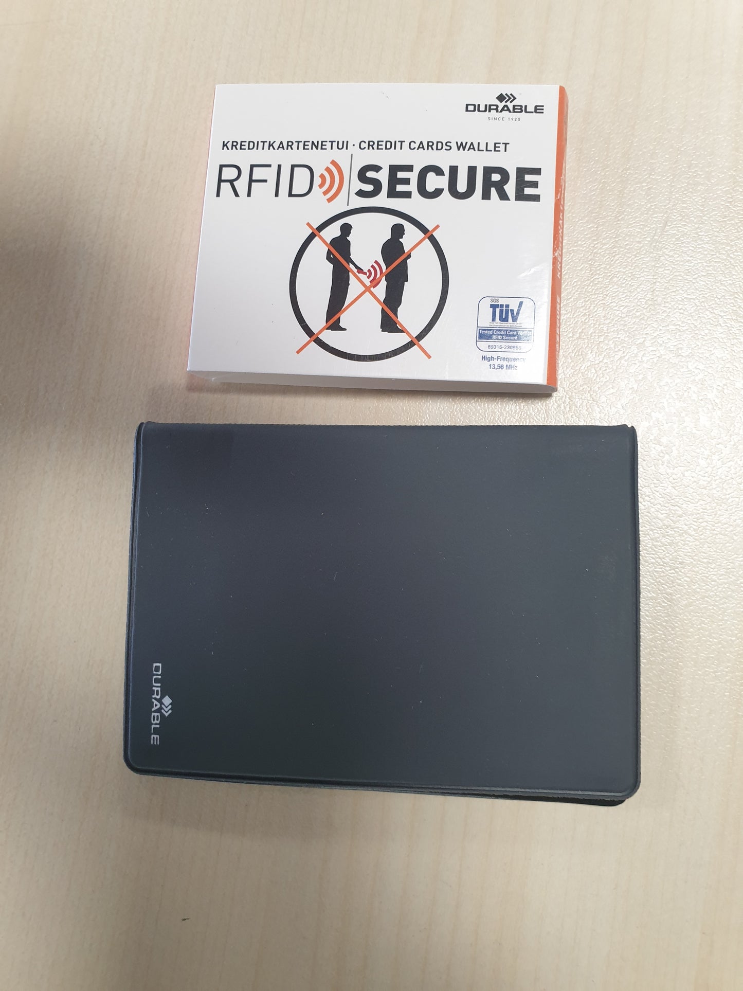 267406 - Kuti për karta krediti me mbrojtje RFID, për 8 karta, e zezë, 230958