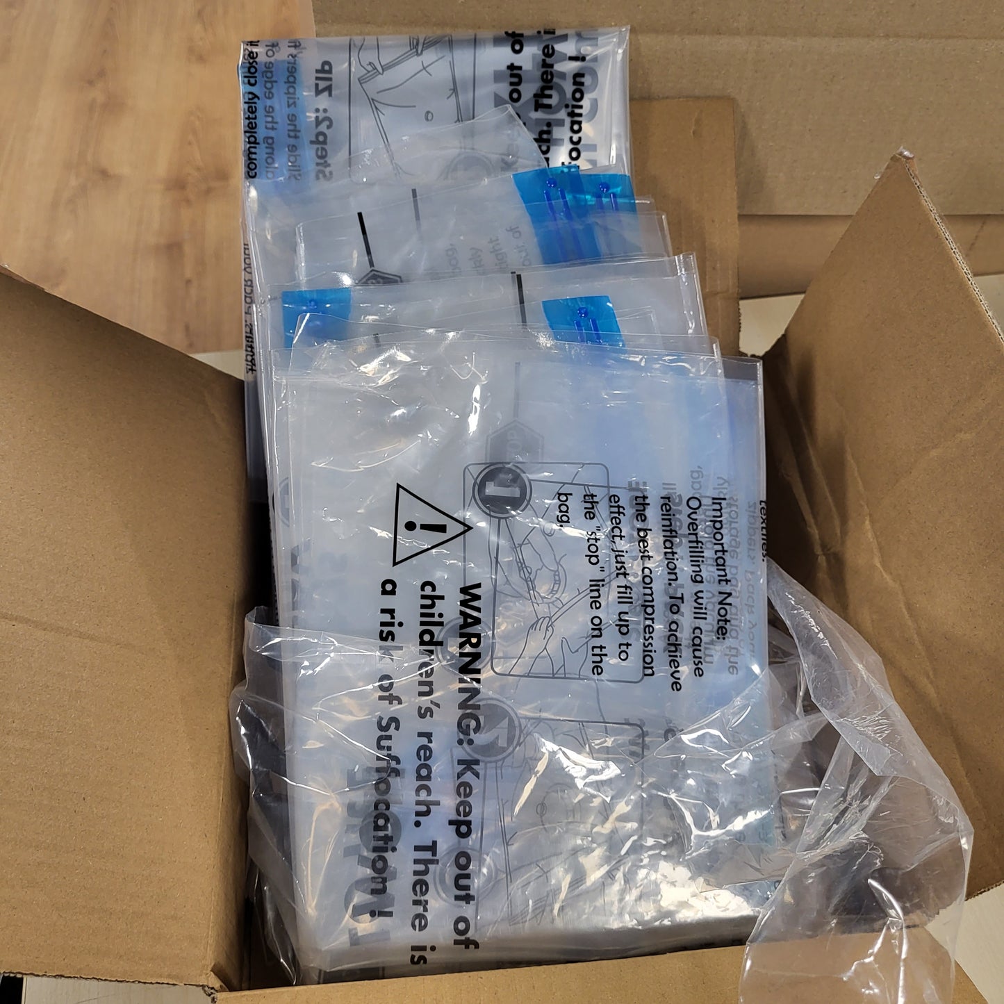 248035 - Amazon Basics Qese Ruajtjeje me Kompresion me Vakum me Pompë Dore, Pako me 6 copë (2 x Madhësi Jumbo, 2 x Madhësi L, 2 x Madhësi M), Transparente
