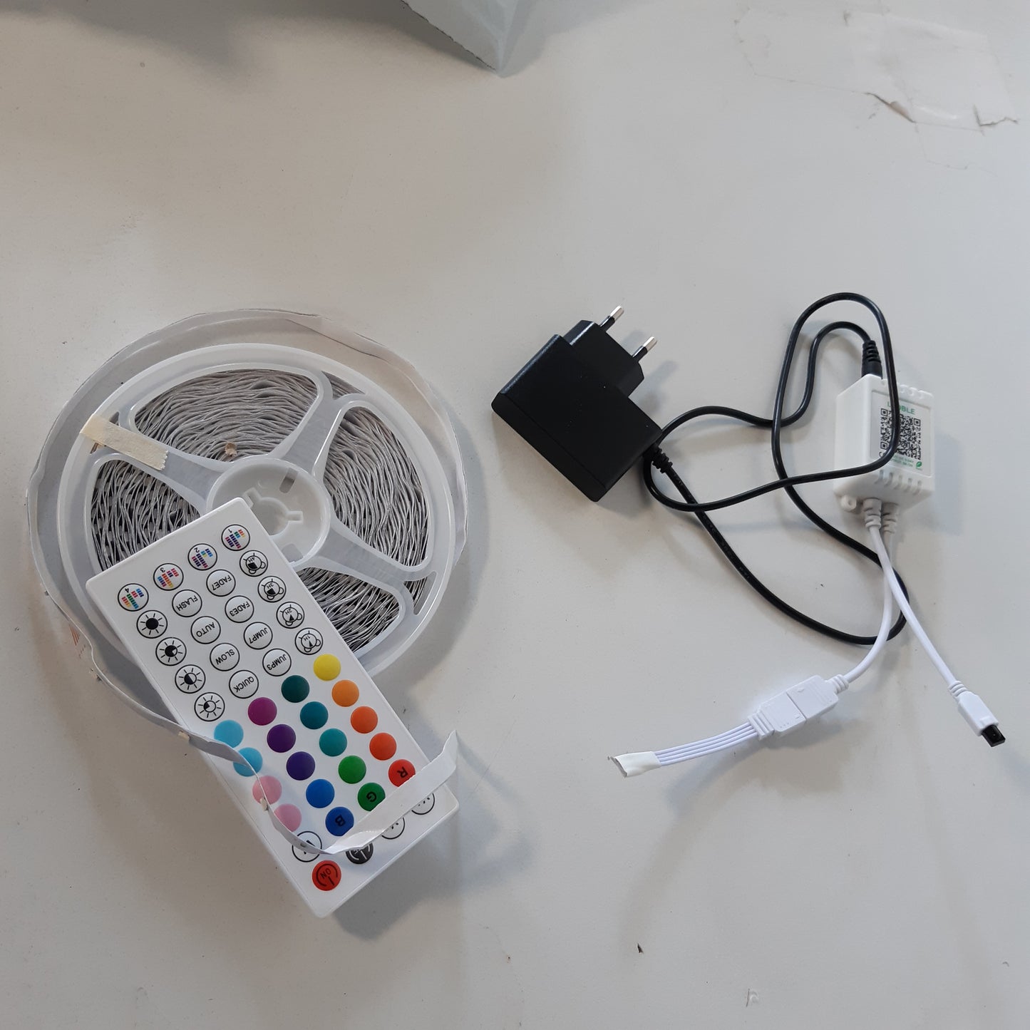 228827 - HOVVIDA SHIRIT LED 15M, 1X15M, 30 LED/METËR, SHIRIT LED 24V RGB, 450 LED, APLIKACION DHE TELEKOMANDË, SINKRONIZIM MUZIKOR, MODALITET KOHËMATËSI, PËR DHOMË GJUMI, DHOMË LOJËRASH, FESTË, FESTIVAL