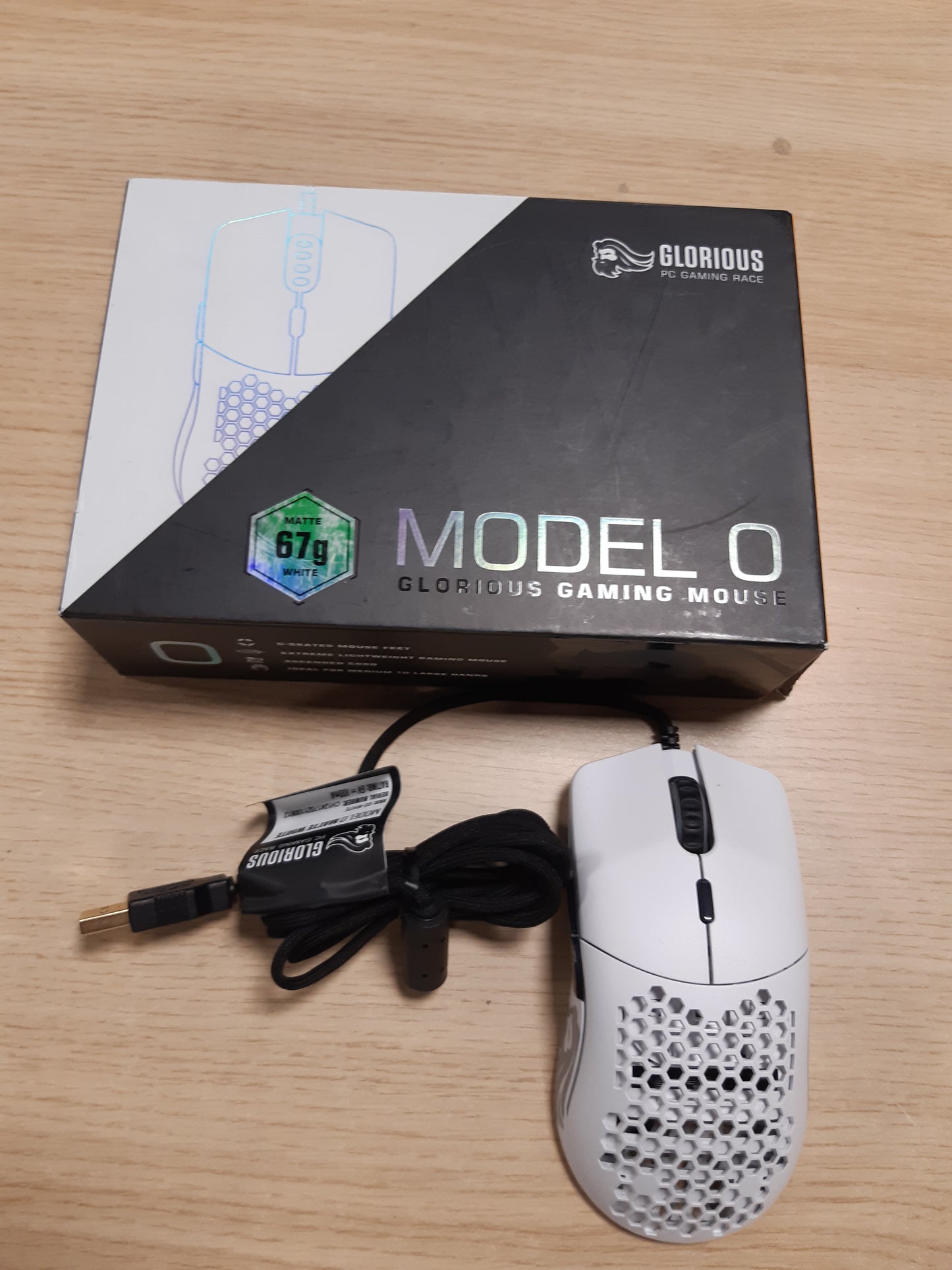 266155 - Glorious Gaming Maus për Lojëra me Tel, Modeli O - 67g, Dizajn super i lehtë në formë hualli bletësh, RGB, Sensor Pixart 3360, Çelësa Omron, Ambidextrous - E bardhë mat