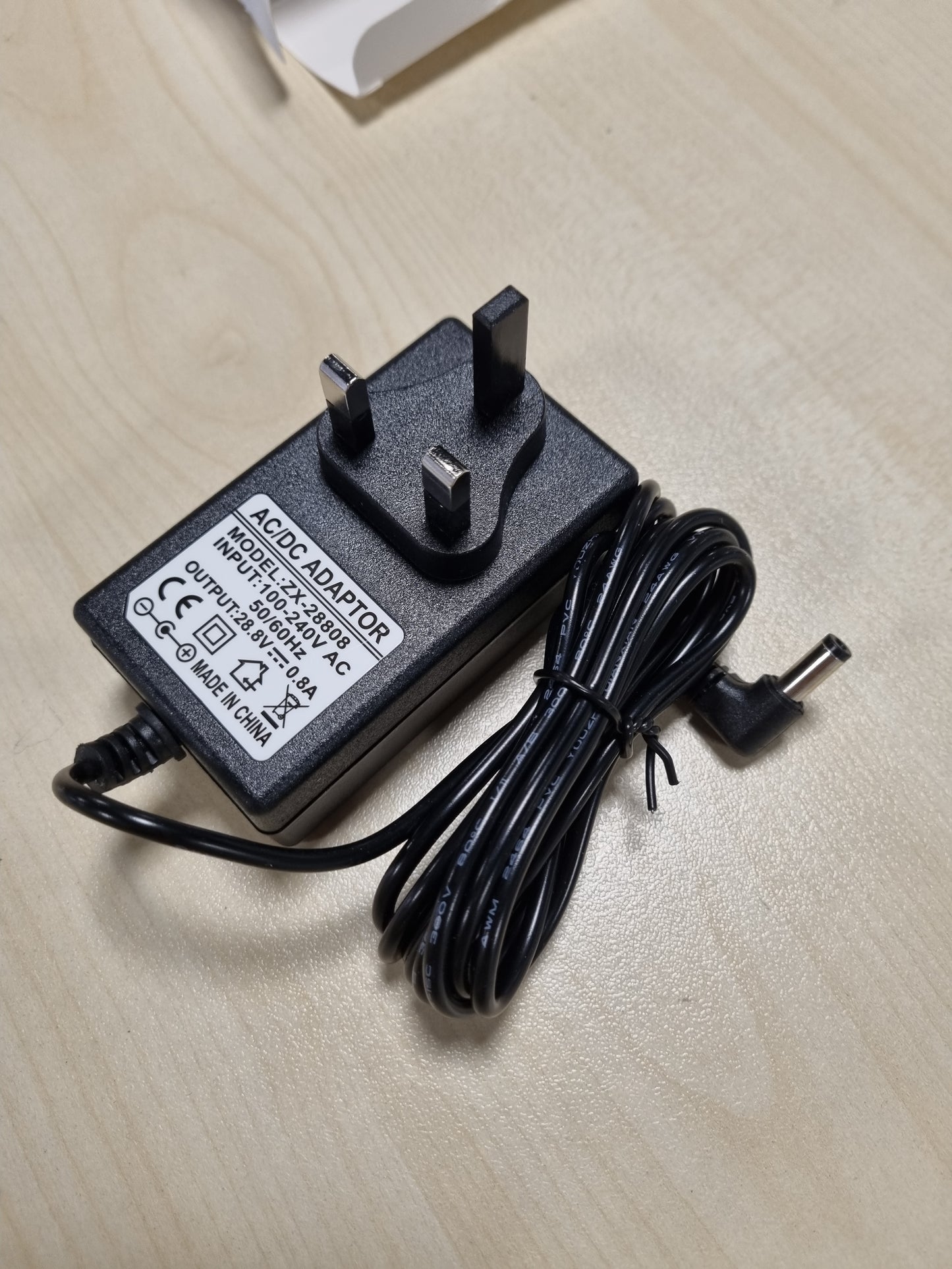 254000 - KARIKUES PËR FSHESËN ME KORRENT SHARK HOOVER, karikues baterie 28.8V për modele të ndryshme, adaptor zëvendësues 800mA