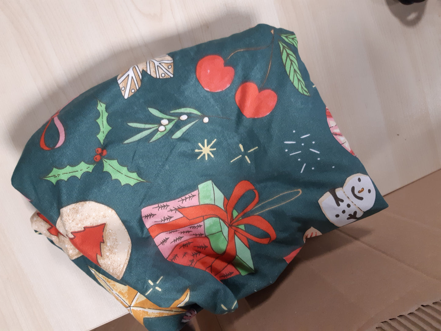 192665 - SET MBULESASH JORGANI: Reversible Festive Day Bed Set, Butë Krishtlindjesh (Jeshile Smeraldi – Teke), Smeraldi