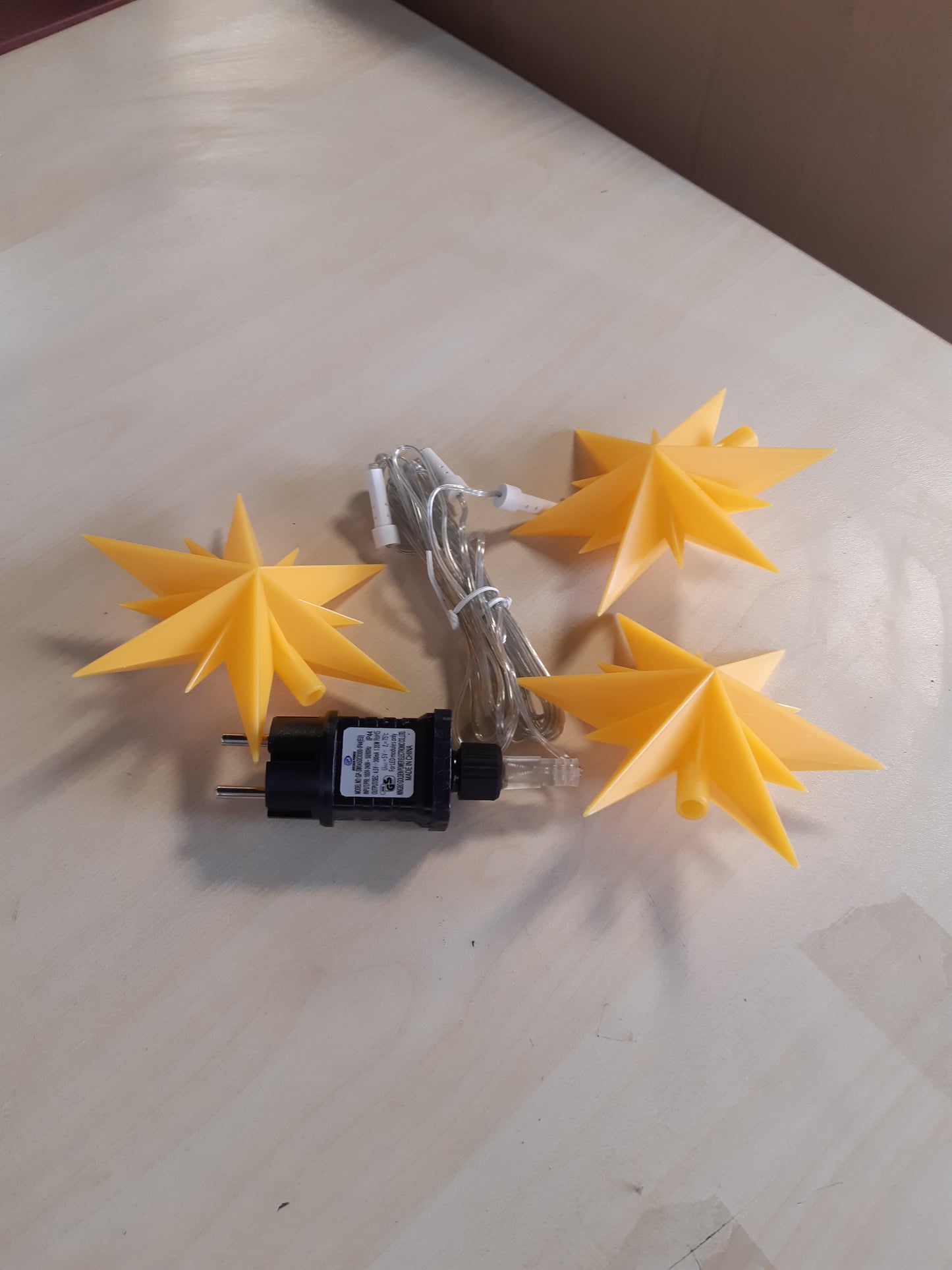 221395 - Set me 3 yje të verdhë plastikë për Krishtlindje, përfshin dritat LED dhe adaptorin, për përdorim të brendshëm dhe të jashtëm, dimensionet për yll: 13.5 x 5.5 x 12 cm