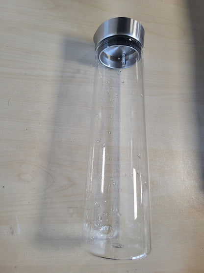 221956 - blomus -ACQUA- Karafë qelqi për ujë, kapacitet 1 litër, L / G / Th: 30.5 x 9 x 9 cm, kapak çeliku inox, derdhje pa pika, pamje ekskluzive