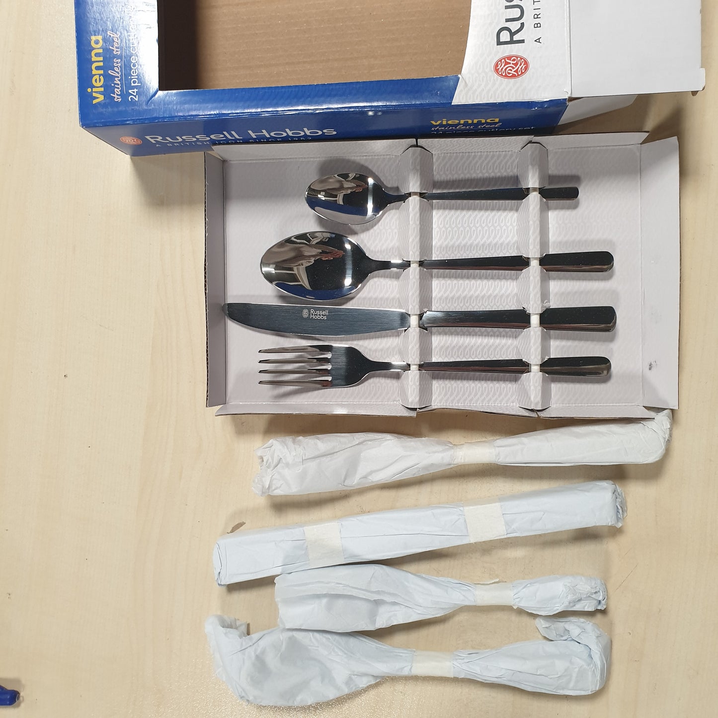 236379 - RUSSELL HOBBS Set takëmesh me 24 pjesë - Set takëmesh çeliku inox për 6 persona - Set takëmesh Vienna me thika, pirunë, lugë çaji dhe lugë gjelle - Të lëmuara në pasqyrë - Të përshtatshme për lavastovilje