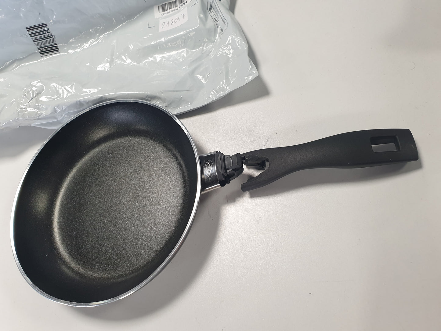 218047 - BALLARINI Tigan Click & Cook 24 cm, alumini me shtresë jo-ngjitëse Keravis, dorezë të palosshme, ideal për kamping, i prodhuar në Itali, i zi