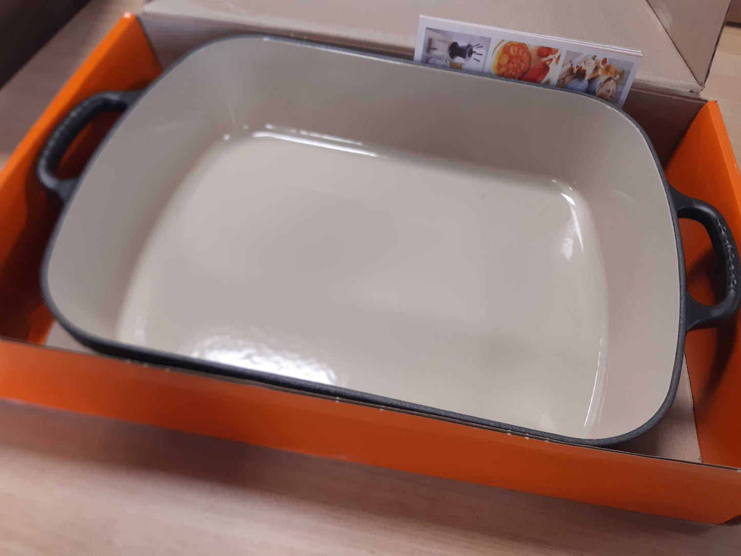 199020 - LE CREUSET Tigan Pjekjeje i Zi Mat prej Gize, 33 cm, Kapacitet 4.6 L, i Përshtatshëm për të Gjitha Burimet e Nxehtësisë përfshirë Induksionin, Kod 20184330002422