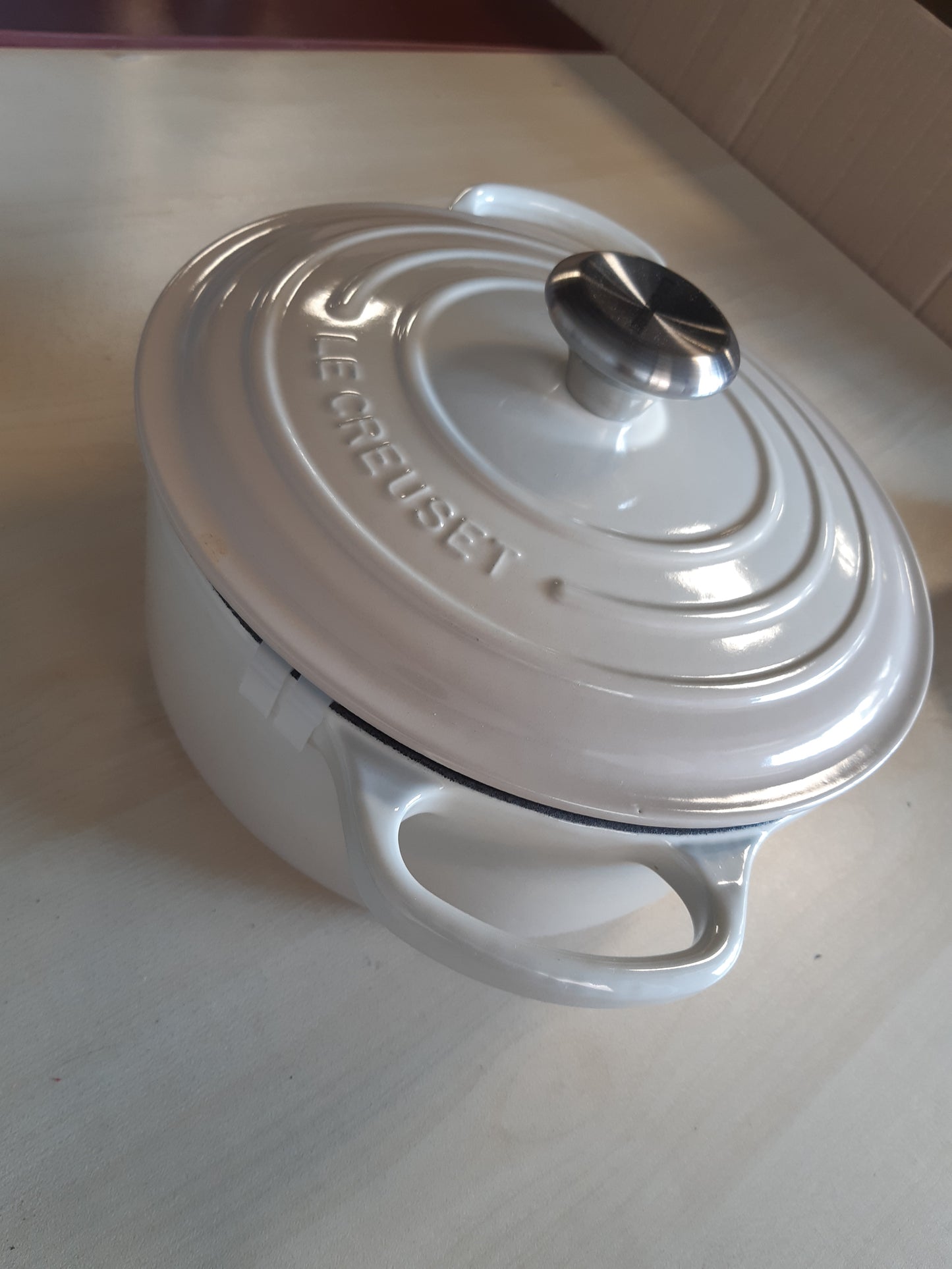 221015 - LE CREUSET Ena për pjekje prej gize të emaluar Signature me kapak, 24 cm, e rrumbullakët, 4.2 L, 4.305 kg, marengë, 21177247164430